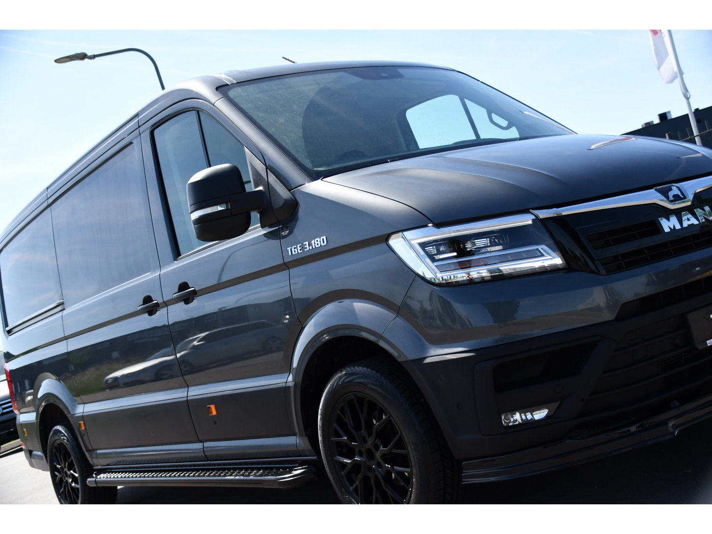 MAN TGE 3.180 2.0 L3H2 PB Edition Camera, Cruise, Carplay, LED, Clima, Stoelverwarming, Trekhaak, Standkachel, Uniek!