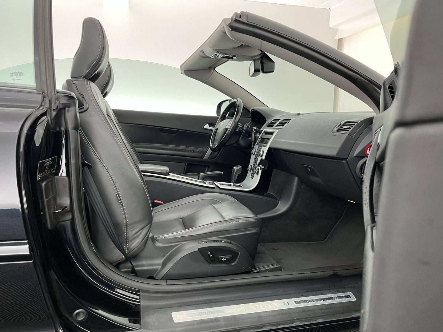 Volvo C70 Convertible 2.0 D3 Summum Plus Line Aut *LEATHER | XENON | MEMORY-PACK | CRUISE | PDC | TOWBAR | AIRSCARF | NAVI-FULLMAP | HEATED-COMFORTSEATS | 18''ALU*