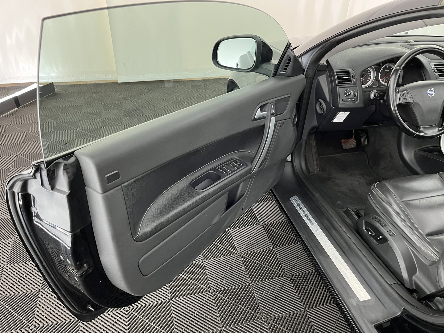 Volvo C70 Convertible 2.0 D3 Summum Plus Line Aut *LEATHER | XENON | MEMORY-PACK | CRUISE | PDC | TOWBAR | AIRSCARF | NAVI-FULLMAP | HEATED-COMFORTSEATS | 18''ALU*