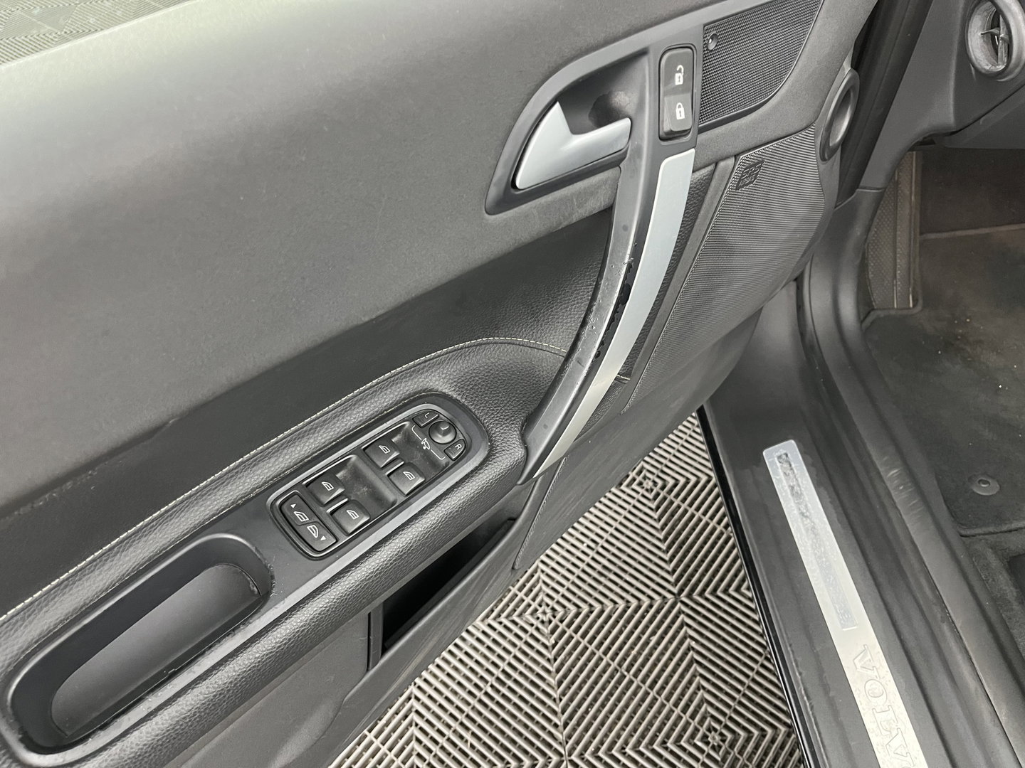 Volvo C70 Convertible 2.0 D3 Summum Plus Line Aut *LEATHER | XENON | MEMORY-PACK | CRUISE | PDC | TOWBAR | AIRSCARF | NAVI-FULLMAP | HEATED-COMFORTSEATS | 18''ALU*