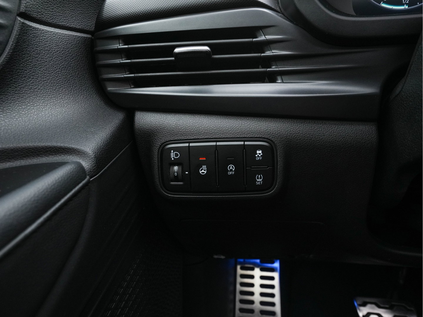 Hyundai Bayon 1.0 T-GDI Premium Sky MHEV (INCL-BTW) *PANO | ADAPTIVE-CRUISE | FULL-LED | BOSE-SOUND | BLINDSPOT | DIGI-COCKPIT | HEATED-SPORTSEATS | CAMERA | DAB | KEYLESS | PRIVACYGLASS | TOWBAR | 16''ALU*