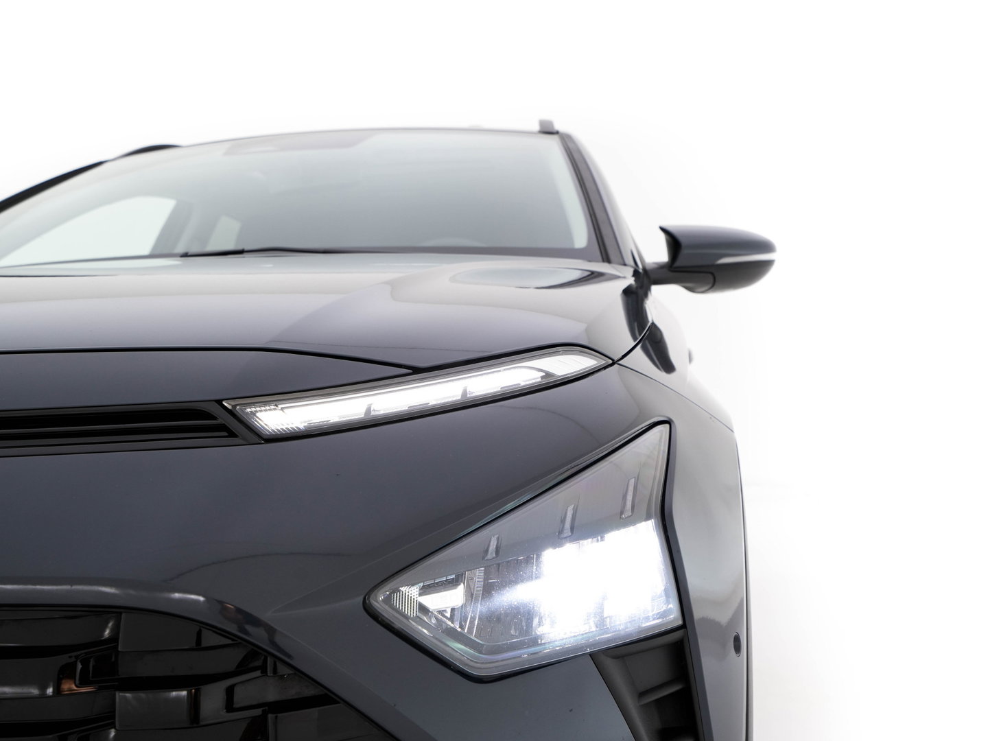 Hyundai Bayon 1.0 T-GDI Premium Sky MHEV (INCL-BTW) *PANO | ADAPTIVE-CRUISE | FULL-LED | BOSE-SOUND | BLINDSPOT | DIGI-COCKPIT | HEATED-SPORTSEATS | CAMERA | DAB | KEYLESS | PRIVACYGLASS | TOWBAR | 16''ALU*