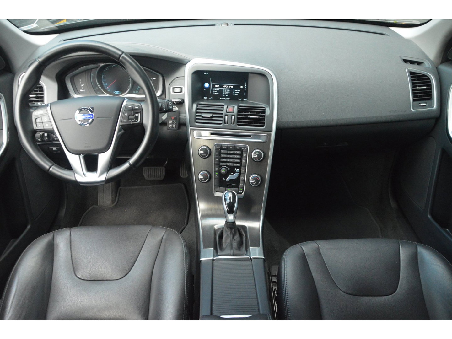 Volvo XC60 T5 FWD Summum | Leer | Dealer onderhouden | Stoelverwarming | Automaat | Cruise Control | All-Seasons |
