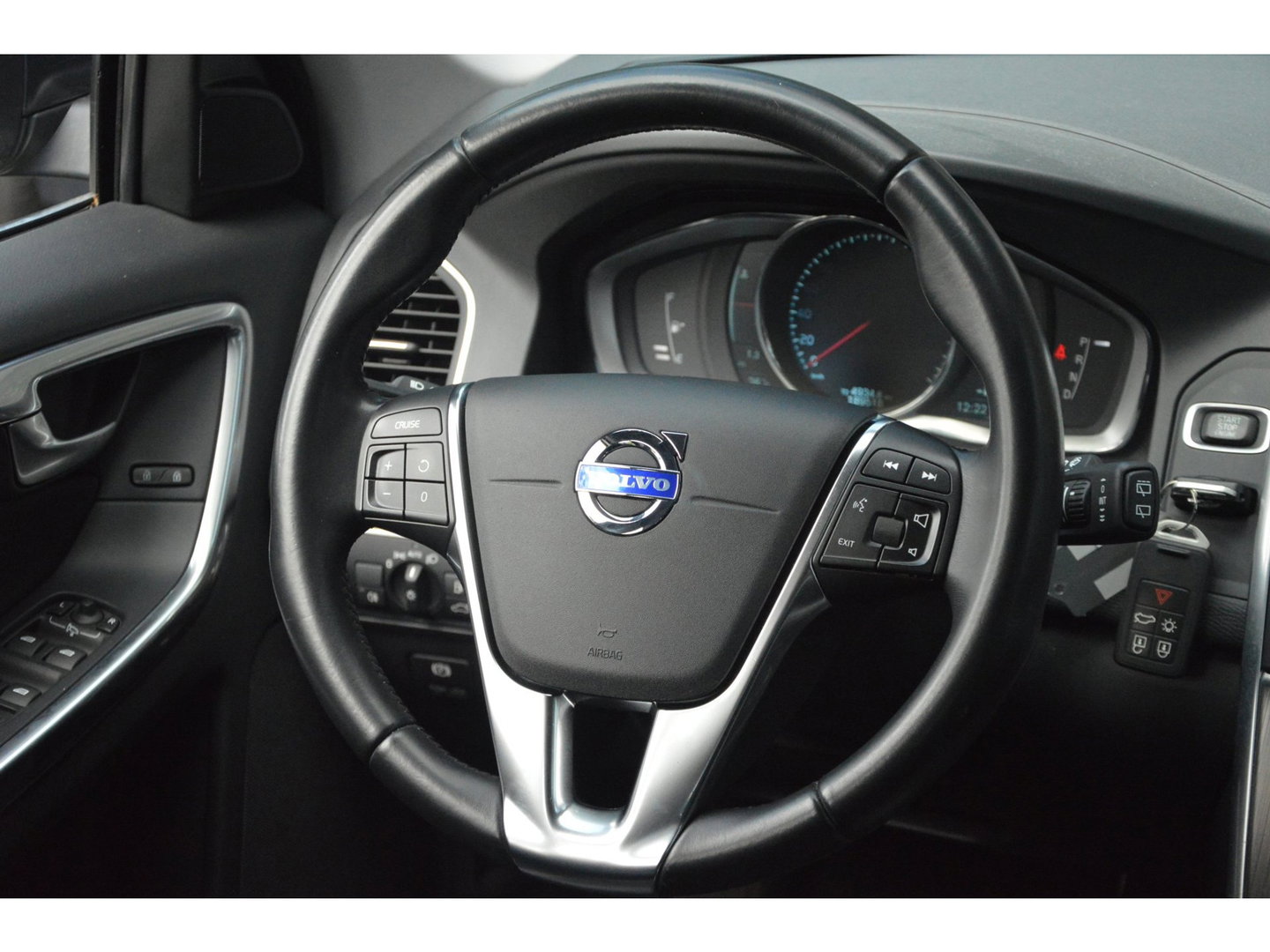 Volvo XC60 T5 FWD Summum | Leer | Dealer onderhouden | Stoelverwarming | Automaat | Cruise Control | All-Seasons |