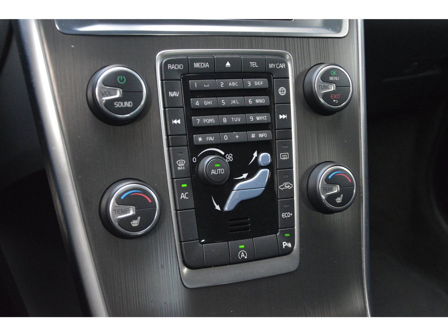 Volvo XC60 T5 FWD Summum | Leer | Dealer onderhouden | Stoelverwarming | Automaat | Cruise Control | All-Seasons |