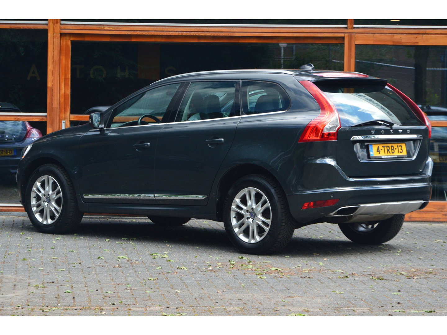 Volvo XC60 T5 FWD Summum | Leer | Dealer onderhouden | Stoelverwarming | Automaat | Cruise Control | All-Seasons |
