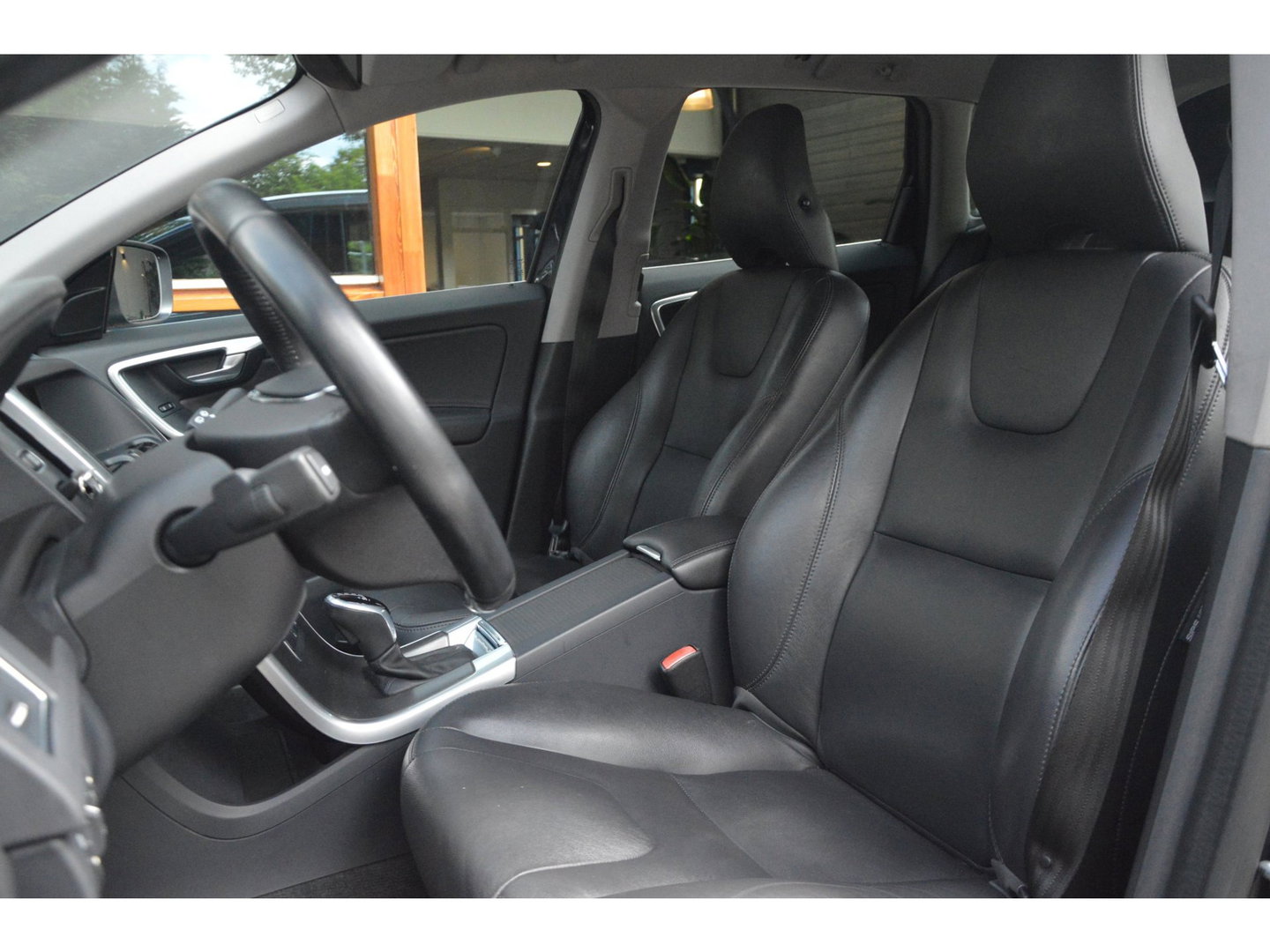 Volvo XC60 T5 FWD Summum | Leer | Dealer onderhouden | Stoelverwarming | Automaat | Cruise Control | All-Seasons |