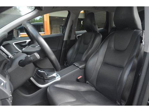 Volvo XC60 T5 FWD Summum | Leer | Dealer onderhouden | Stoelverwarming | Automaat | Cruise Control | All-Seasons |
