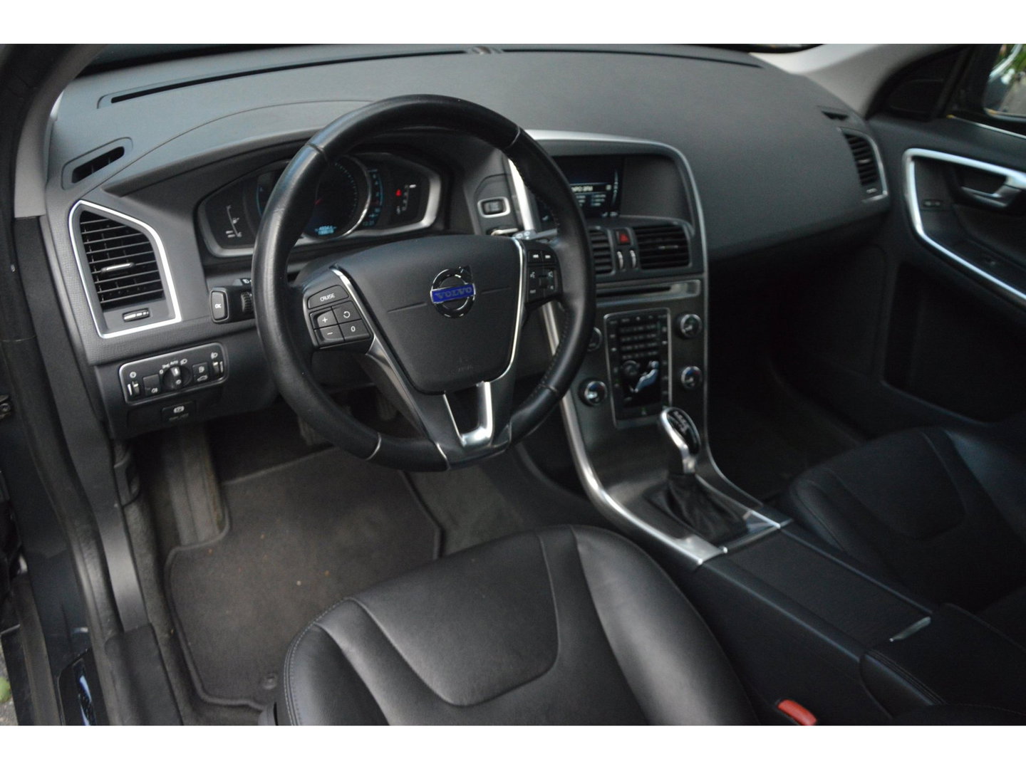 Volvo XC60 T5 FWD Summum | Leer | Dealer onderhouden | Stoelverwarming | Automaat | Cruise Control | All-Seasons |