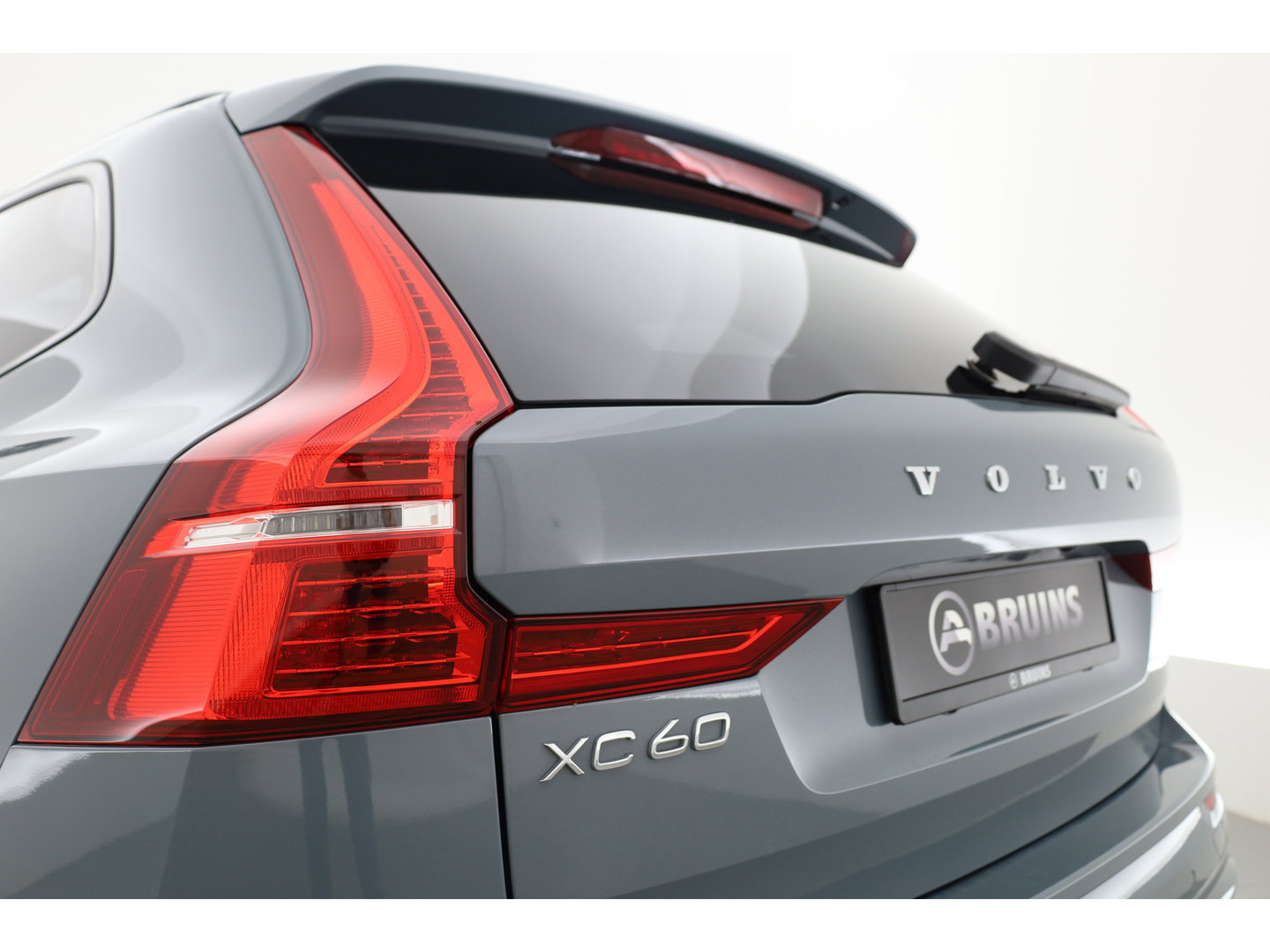 Volvo XC60 2.0 T8 Plug-in-hybrid AWD Polestar Engineered | Long Range | Trekhaak | Öhlins | 360 camera | Head-up | Zwarte Hemel | Rijklaar |