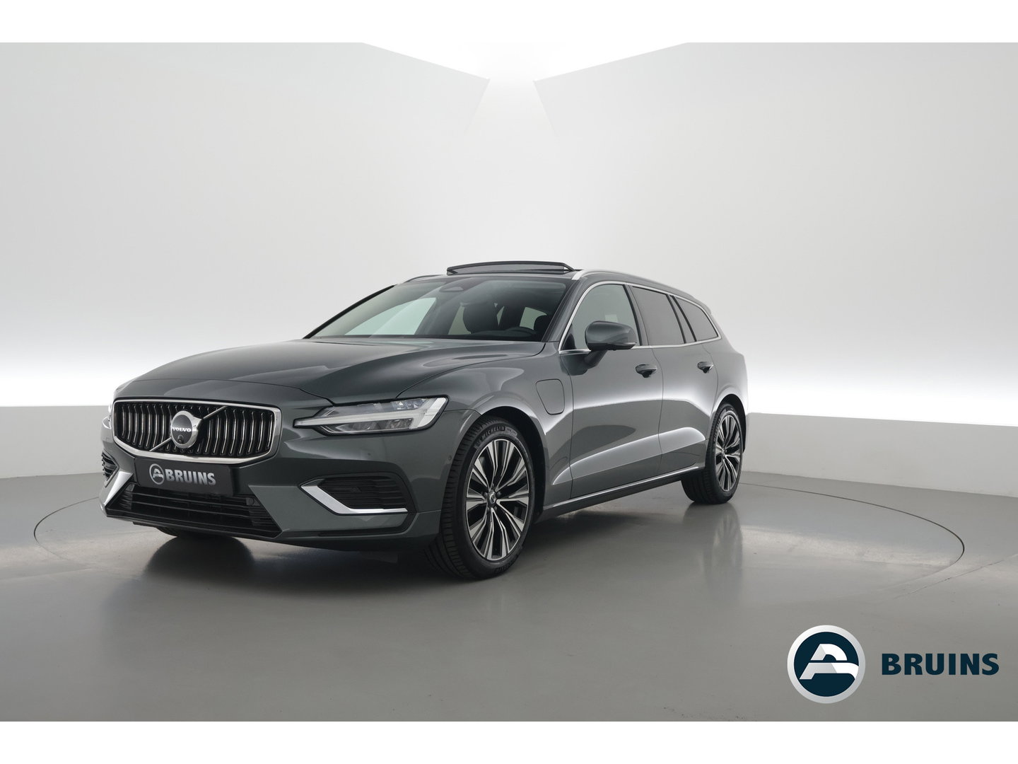 Volvo V60 2.0 T8 Plug-in hybrid AWD Plus Bright | 455 PK | Pano-dak | Forest Lake | 360 camera | Head-up |