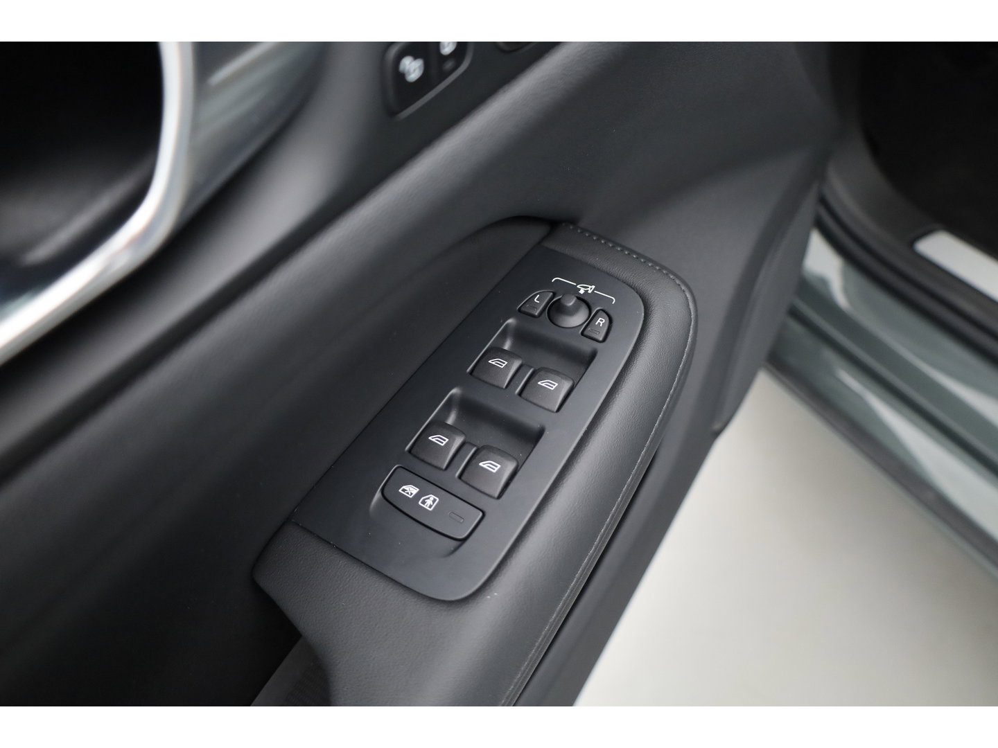 Volvo V60 2.0 T8 Plug-in hybrid AWD Plus Bright | 455 PK | Pano-dak | Forest Lake | 360 camera | Head-up |