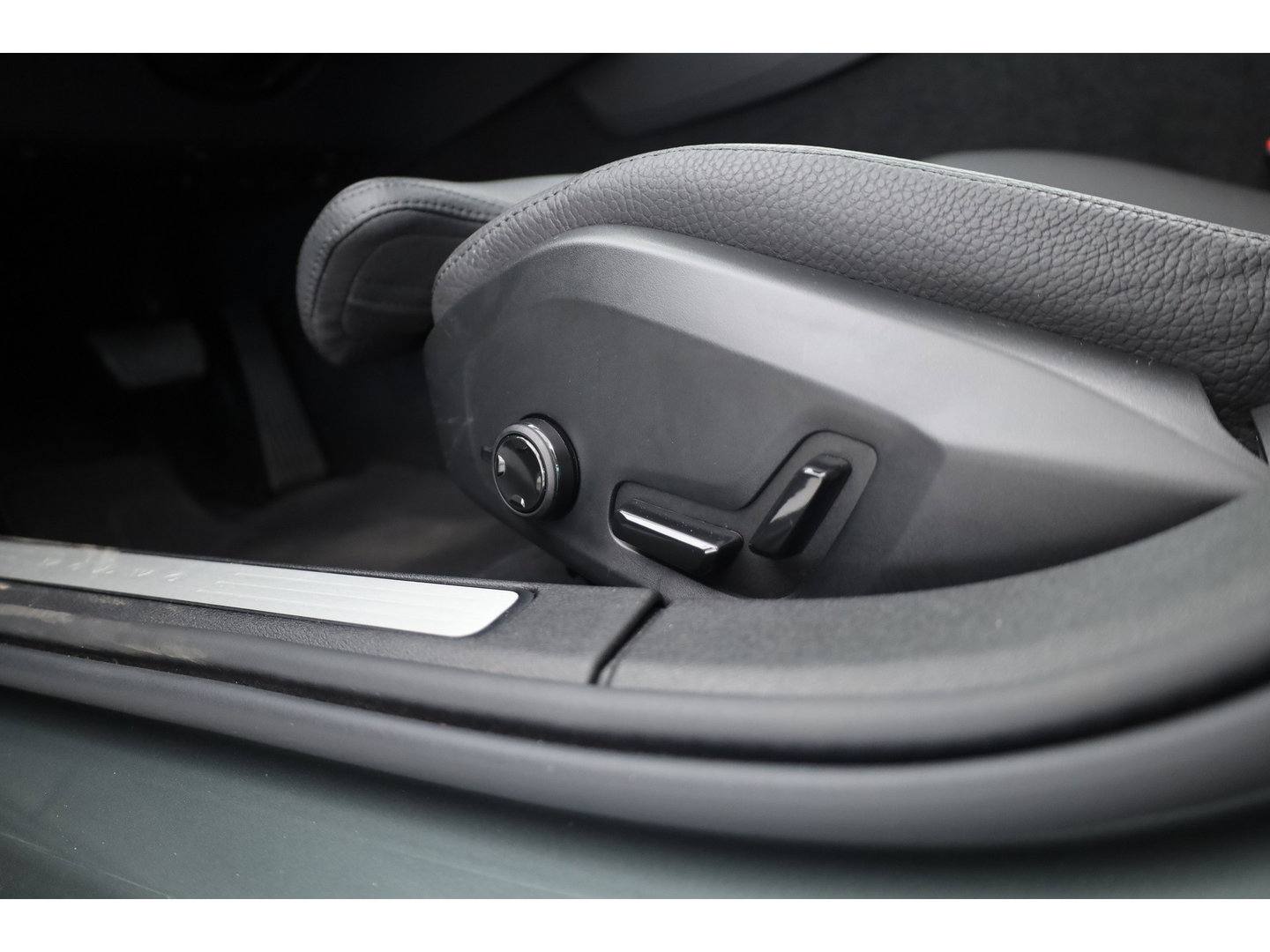 Volvo V60 2.0 T8 Plug-in hybrid AWD Plus Bright | 455 PK | Pano-dak | Forest Lake | 360 camera | Head-up |