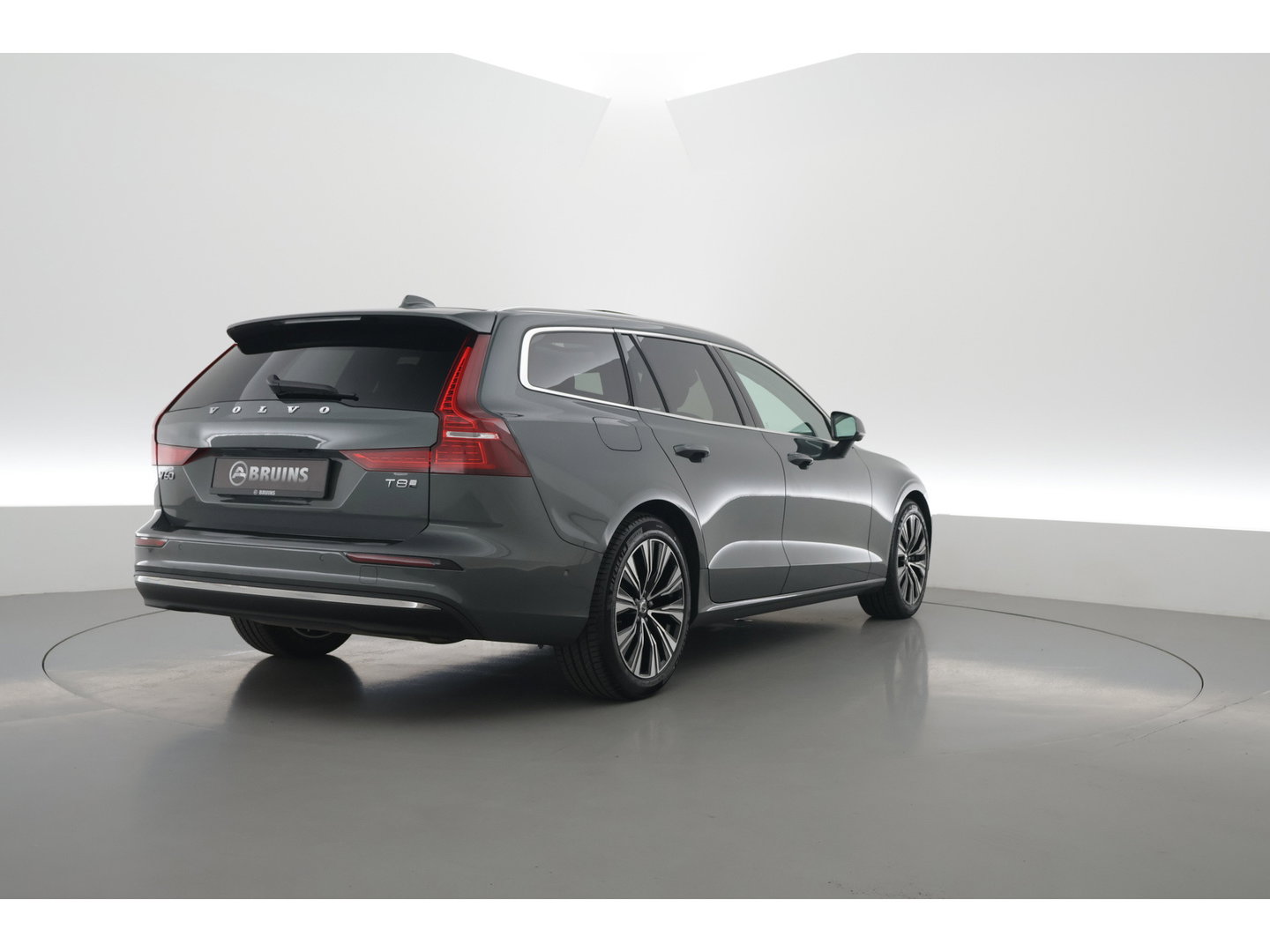 Volvo V60 2.0 T8 Plug-in hybrid AWD Plus Bright | 455 PK | Pano-dak | Forest Lake | 360 camera | Head-up |