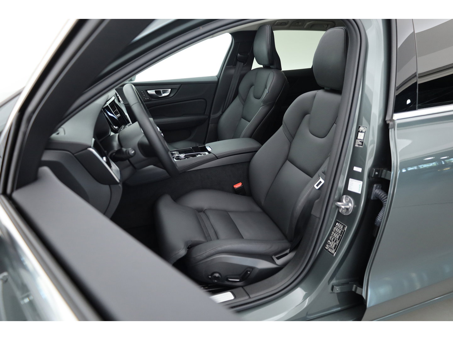 Volvo V60 2.0 T8 Plug-in hybrid AWD Plus Bright | 455 PK | Pano-dak | Forest Lake | 360 camera | Head-up |