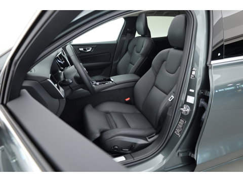 Volvo V60 2.0 T8 Plug-in hybrid AWD Plus Bright | 455 PK | Pano-dak | Forest Lake | 360 camera | Head-up |