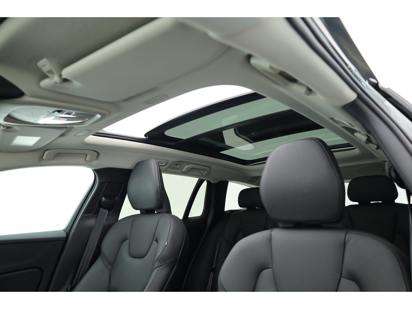 Volvo V60 2.0 T8 Plug-in hybrid AWD Plus Bright | 455 PK | Pano-dak | Forest Lake | 360 camera | Head-up |