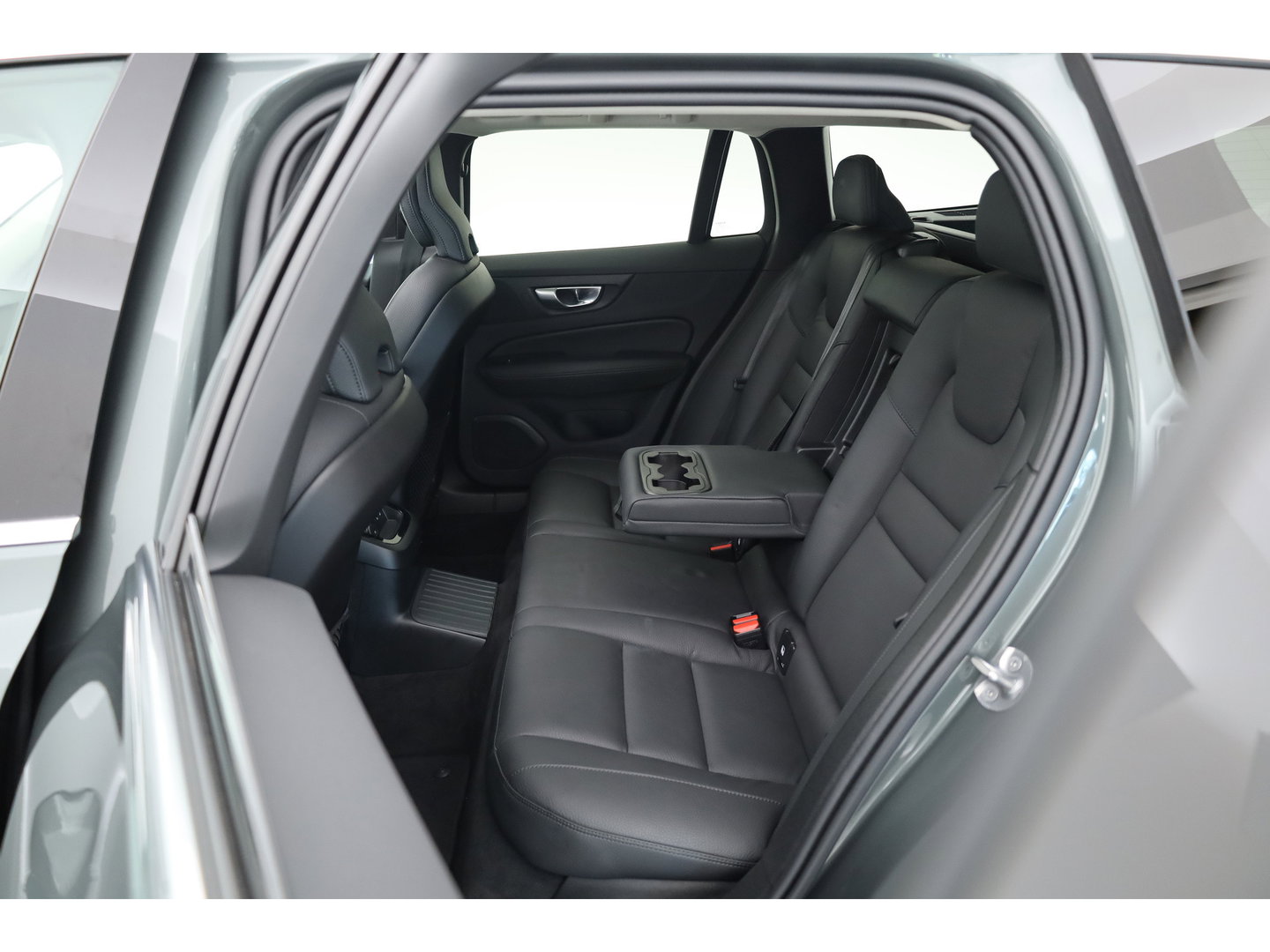 Volvo V60 2.0 T8 Plug-in hybrid AWD Plus Bright | 455 PK | Pano-dak | Forest Lake | 360 camera | Head-up |