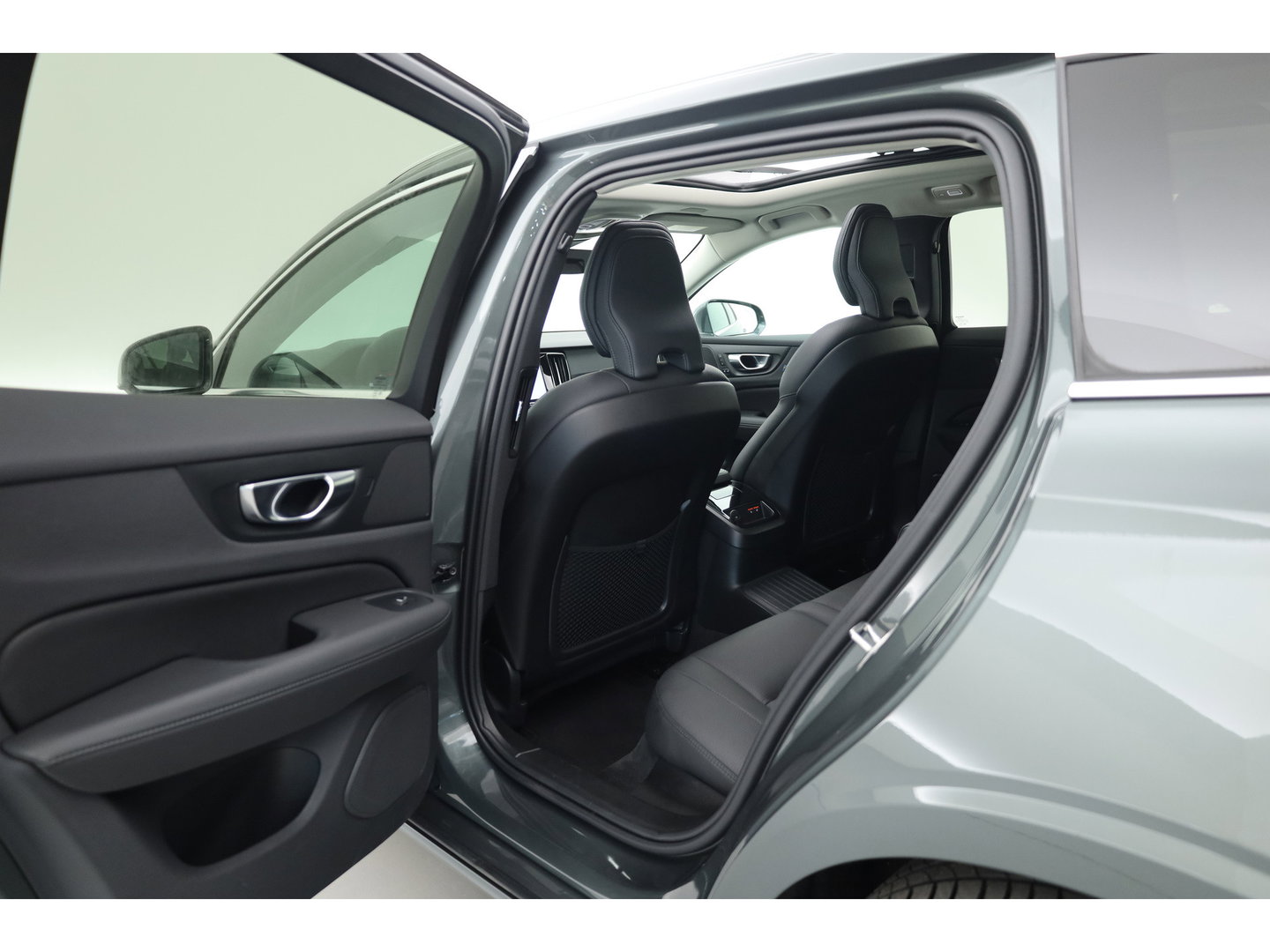 Volvo V60 2.0 T8 Plug-in hybrid AWD Plus Bright | 455 PK | Pano-dak | Forest Lake | 360 camera | Head-up |