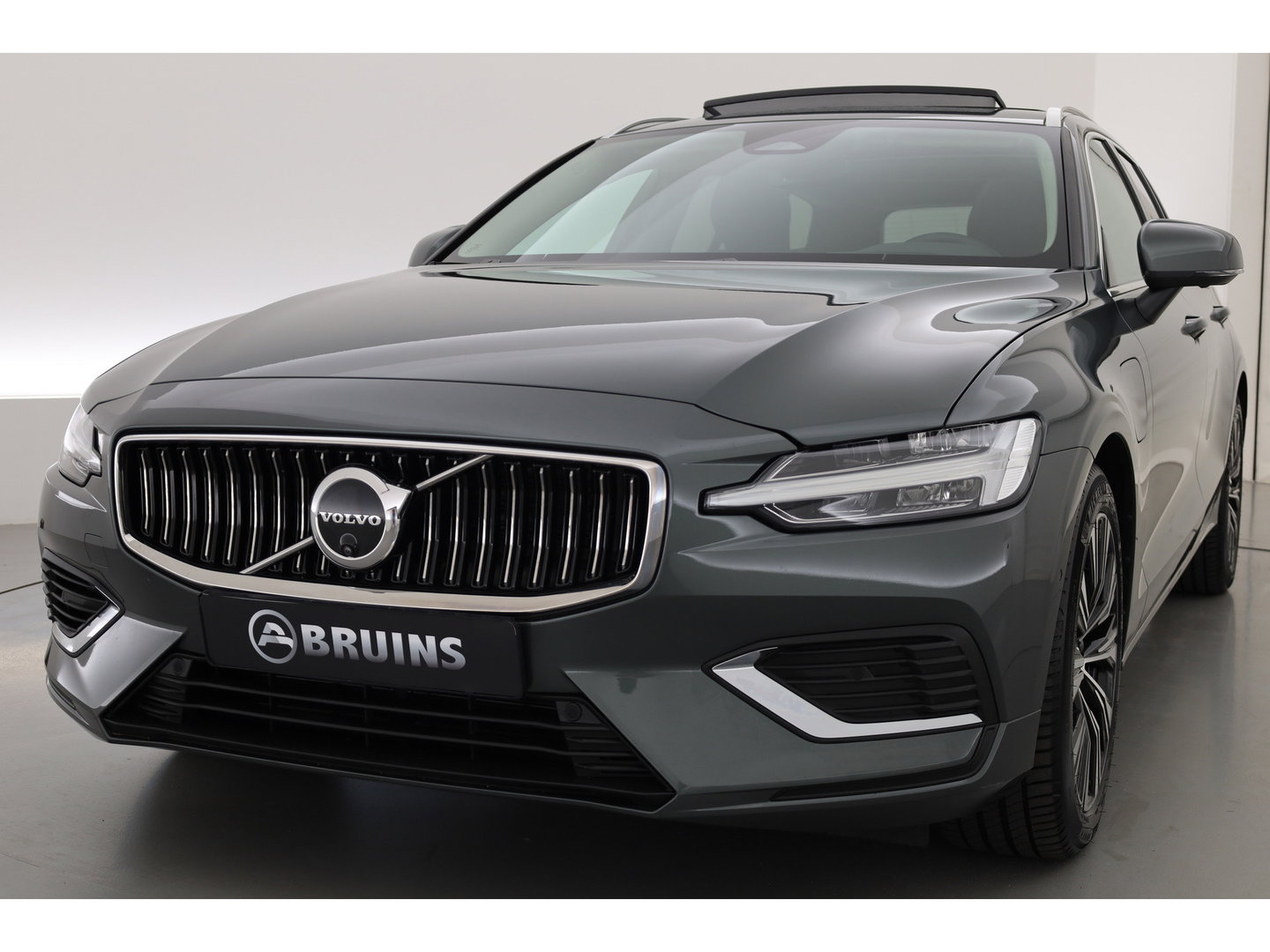 Volvo V60 2.0 T8 Plug-in hybrid AWD Plus Bright | 455 PK | Pano-dak | Forest Lake | 360 camera | Head-up |