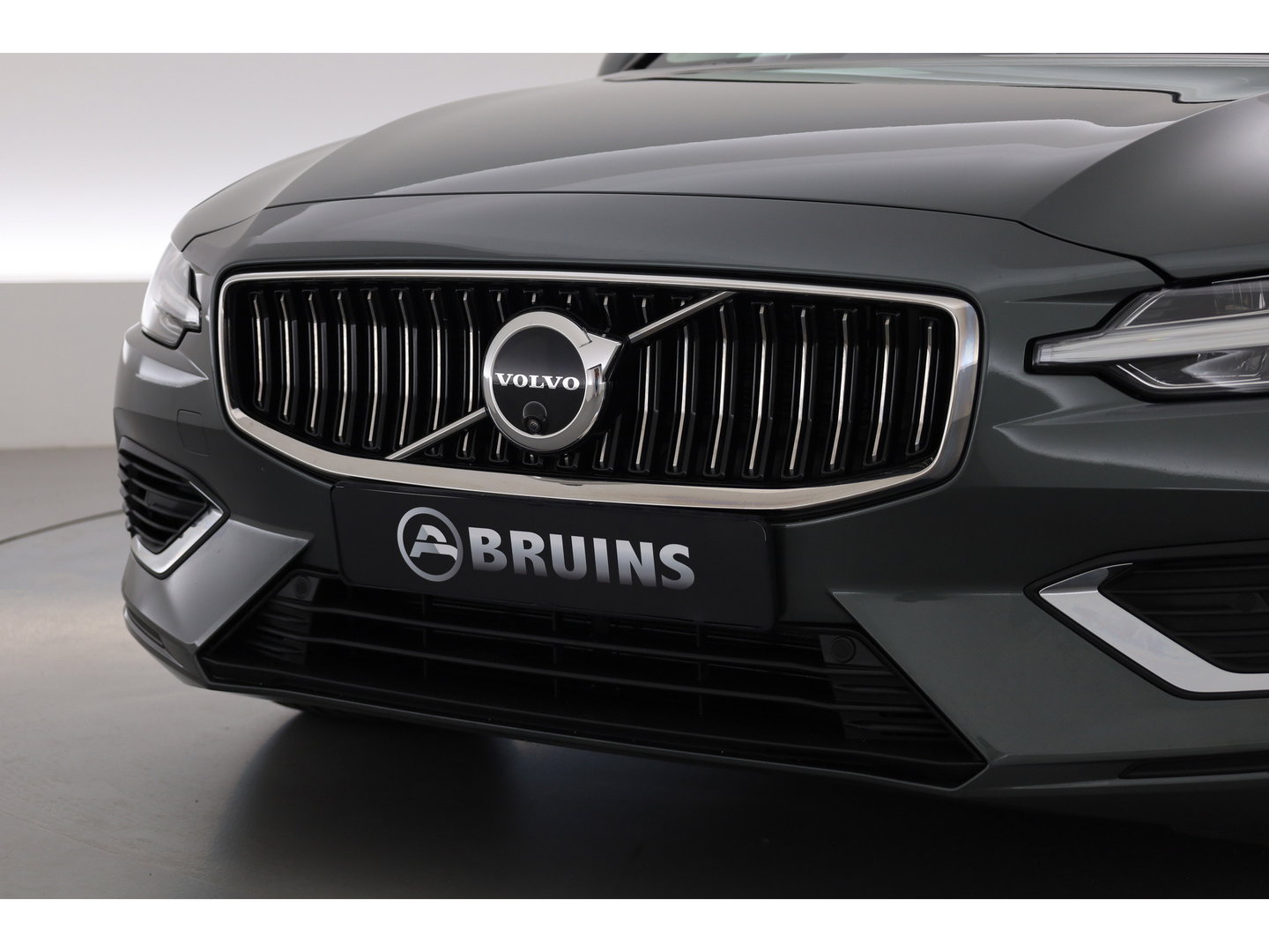 Volvo V60 2.0 T8 Plug-in hybrid AWD Plus Bright | 455 PK | Pano-dak | Forest Lake | 360 camera | Head-up |
