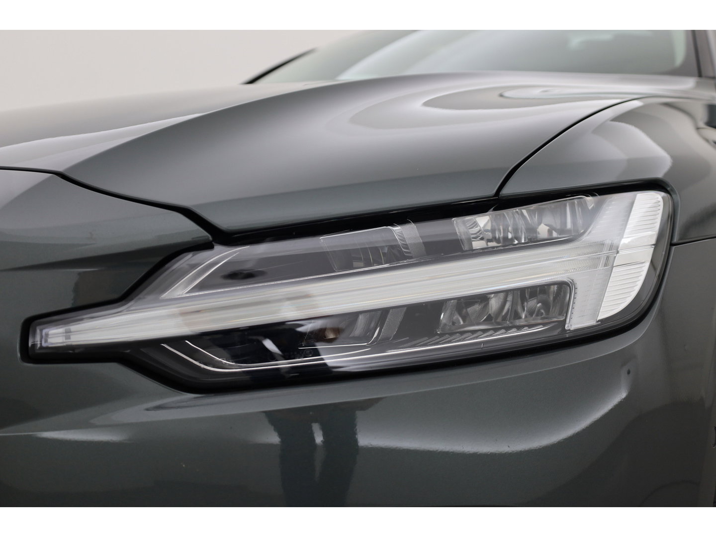 Volvo V60 2.0 T8 Plug-in hybrid AWD Plus Bright | 455 PK | Pano-dak | Forest Lake | 360 camera | Head-up |