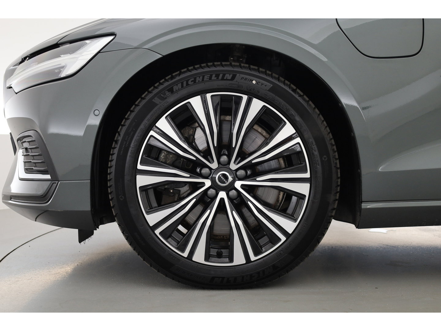 Volvo V60 2.0 T8 Plug-in hybrid AWD Plus Bright | 455 PK | Pano-dak | Forest Lake | 360 camera | Head-up |