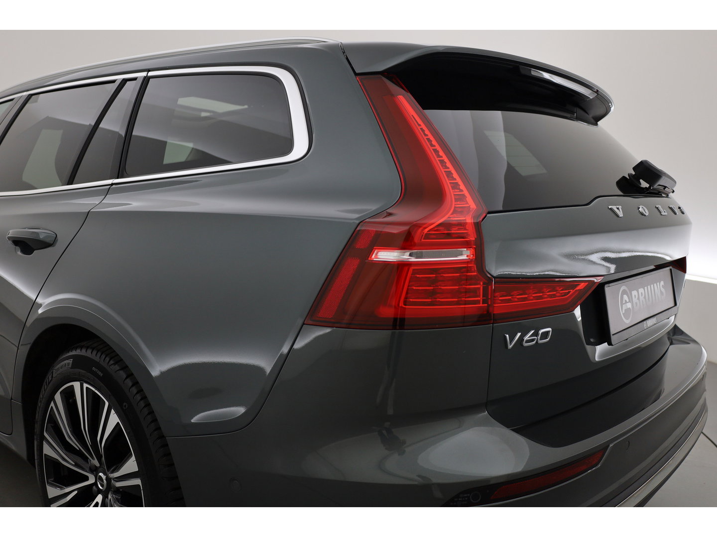Volvo V60 2.0 T8 Plug-in hybrid AWD Plus Bright | 455 PK | Pano-dak | Forest Lake | 360 camera | Head-up |