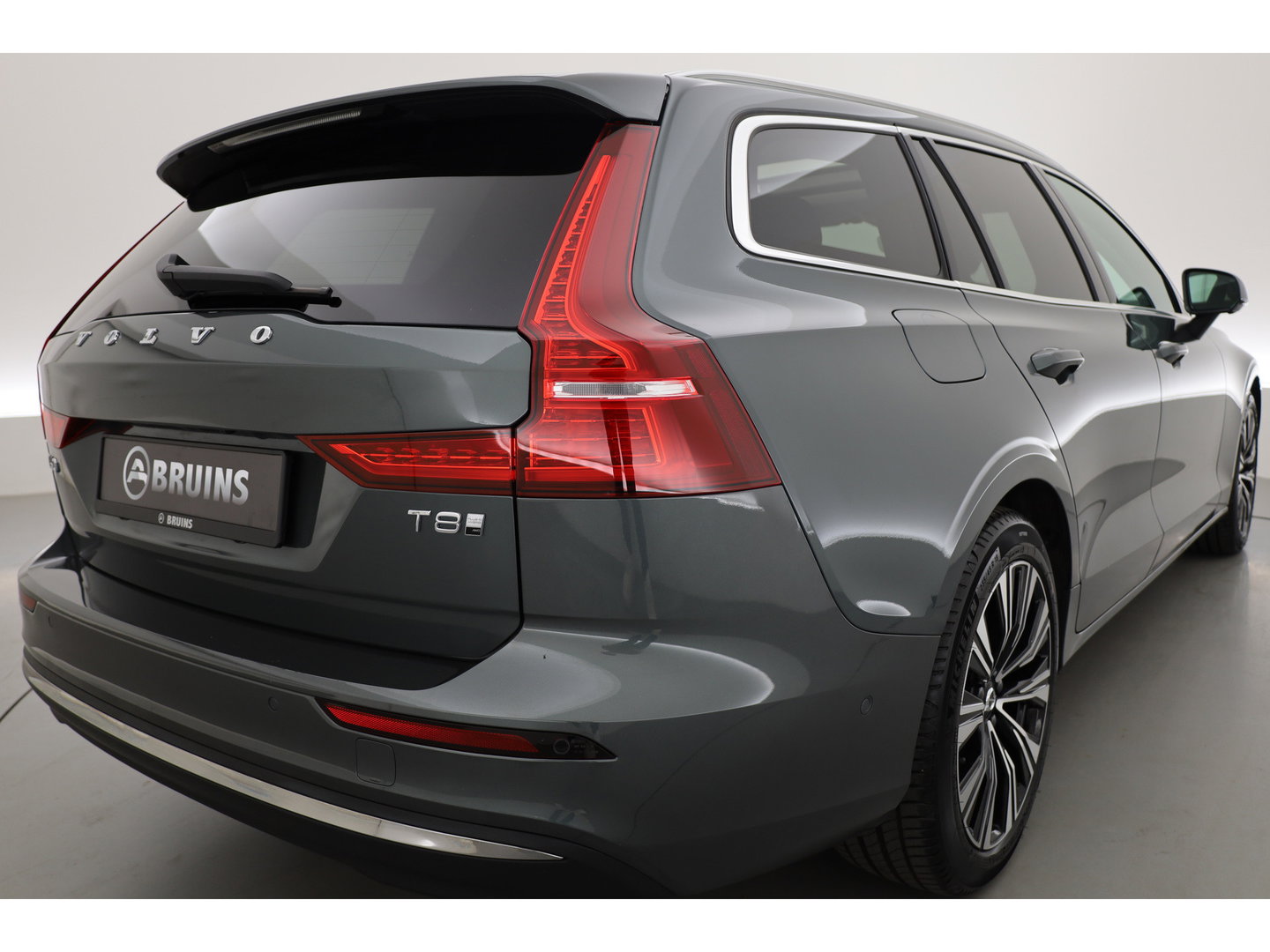 Volvo V60 2.0 T8 Plug-in hybrid AWD Plus Bright | 455 PK | Pano-dak | Forest Lake | 360 camera | Head-up |