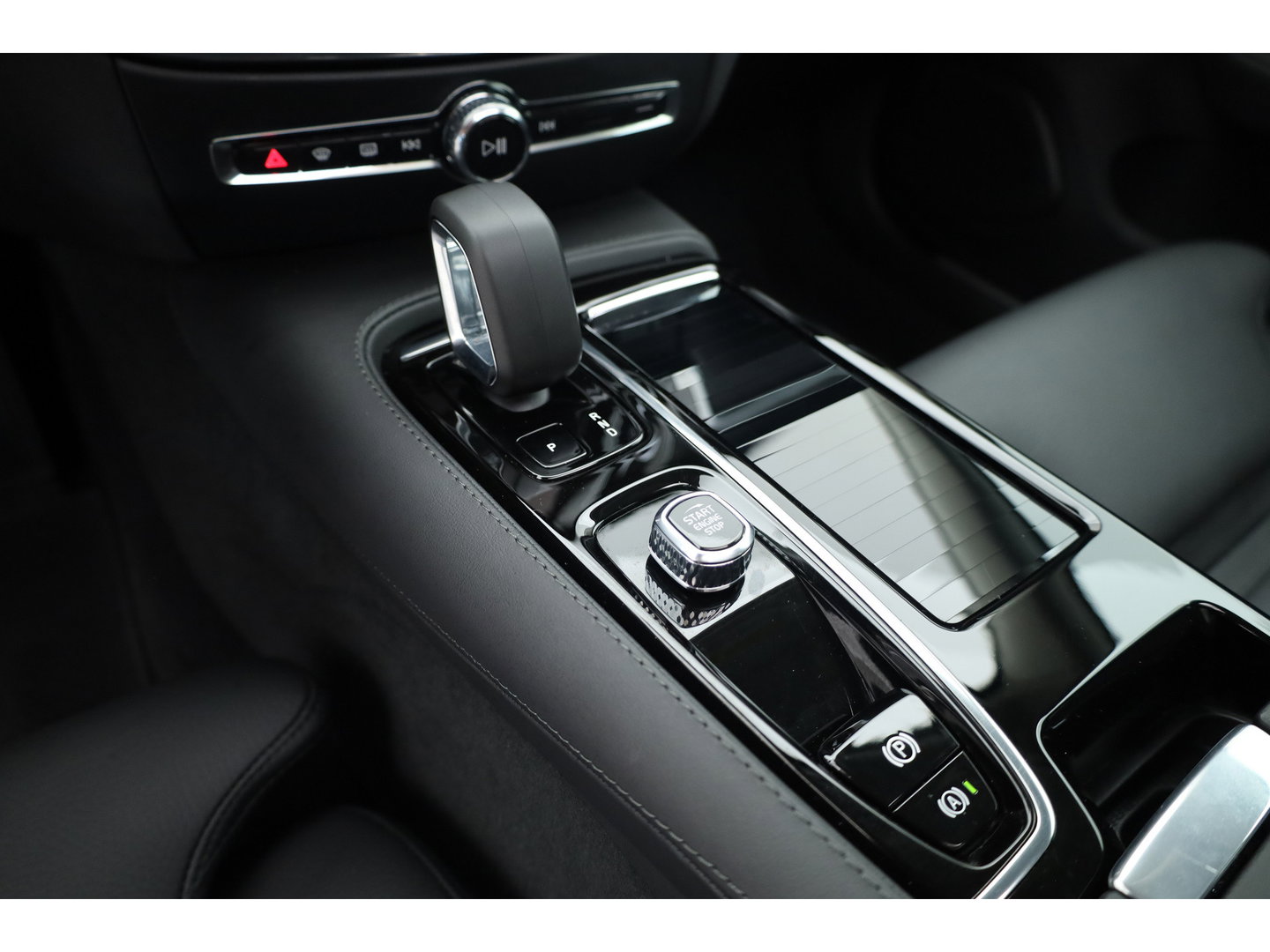 Volvo V60 2.0 T8 Plug-in hybrid AWD Plus Bright | 455 PK | Pano-dak | Forest Lake | 360 camera | Head-up |