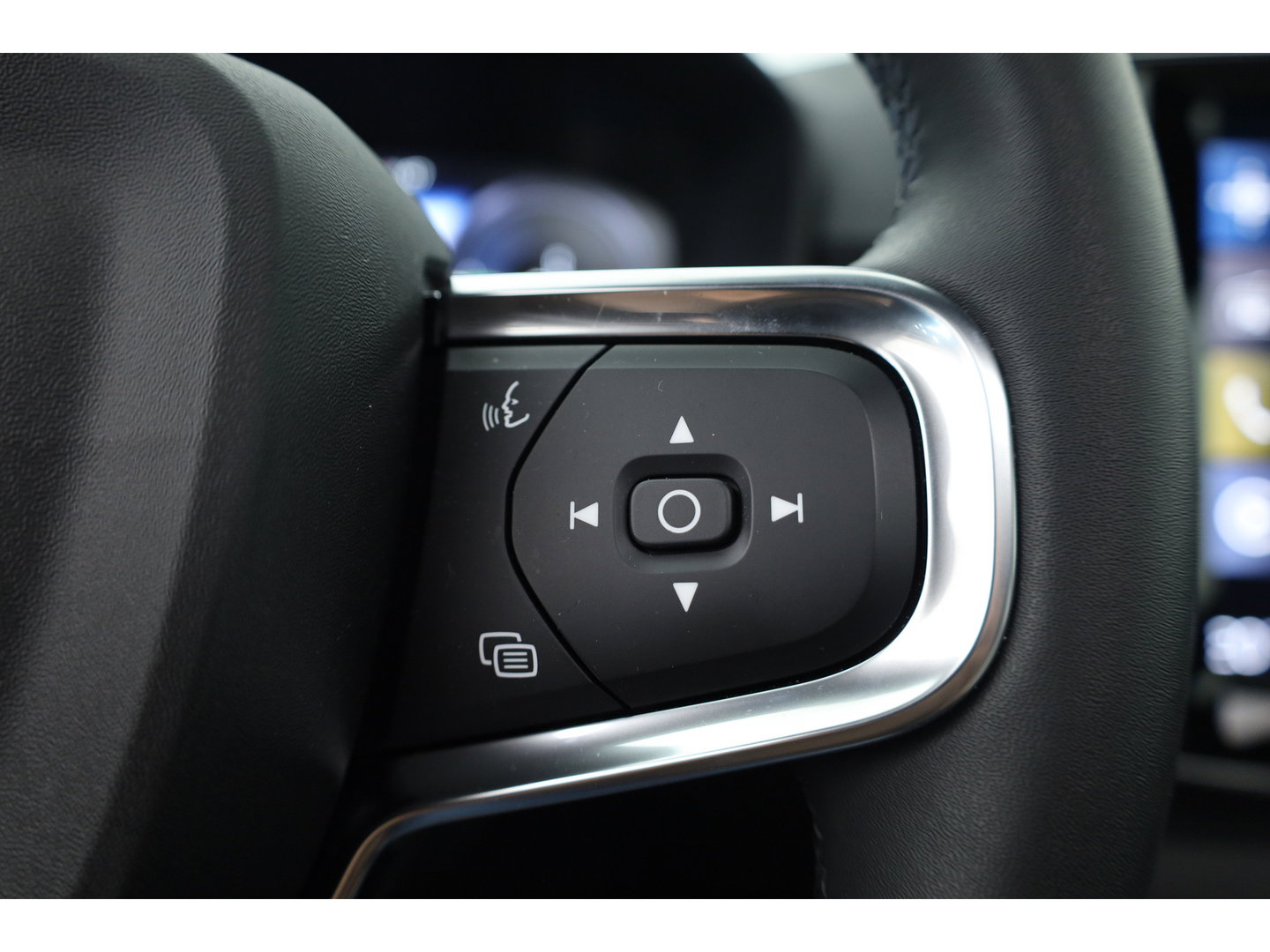 Volvo XC40 1.5 T4 Plug-in hybrid Plus Bright | 211 PK | Facelift | 11-2023| Pano-dak | Tailored Wool | Elek. stoelen | Adap. Cruise | Dodehoek |