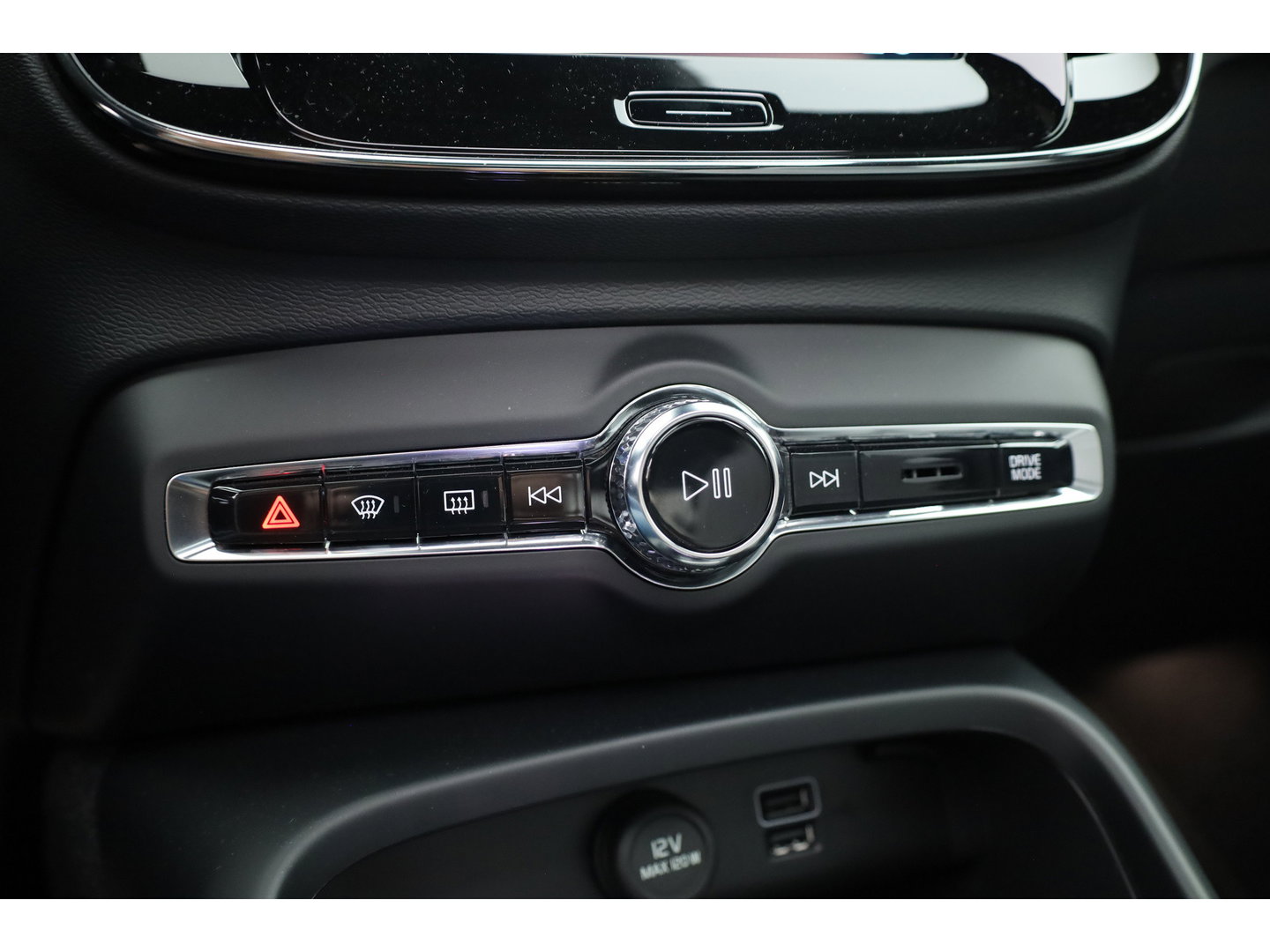 Volvo XC40 1.5 T4 Plug-in hybrid Plus Bright | 211 PK | Facelift | 11-2023| Pano-dak | Tailored Wool | Elek. stoelen | Adap. Cruise | Dodehoek |