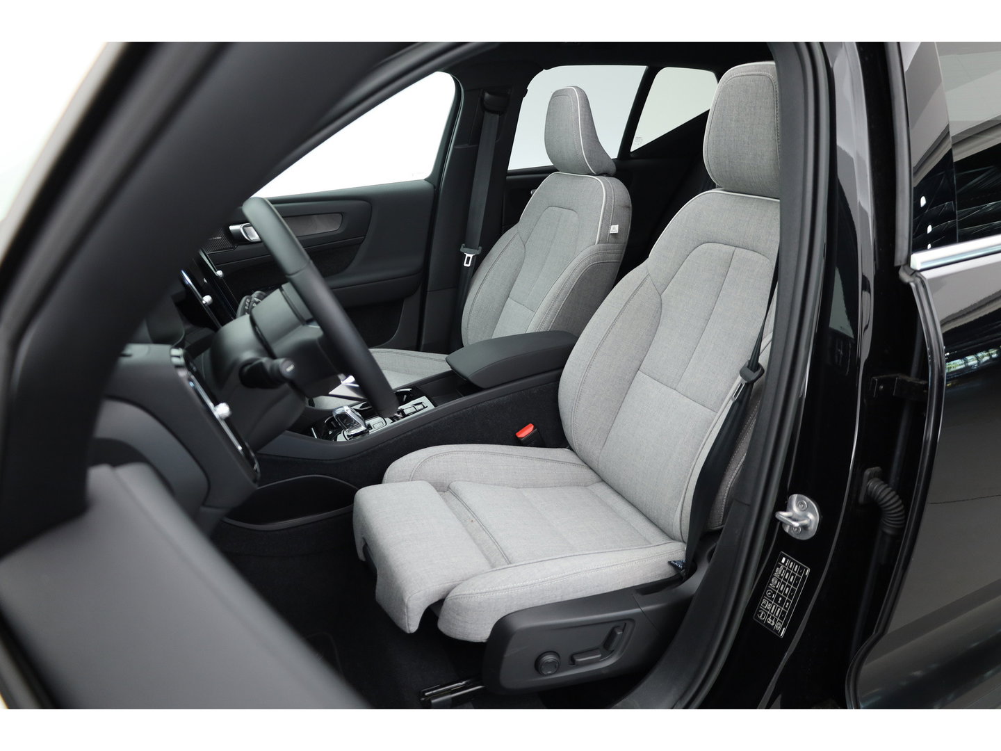 Volvo XC40 1.5 T4 Plug-in hybrid Plus Bright | 211 PK | Facelift | 11-2023| Pano-dak | Tailored Wool | Elek. stoelen | Adap. Cruise | Dodehoek |