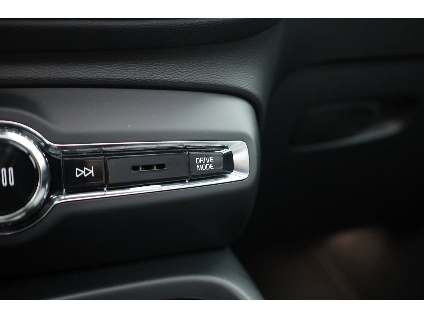Volvo XC40 1.5 T4 Plug-in hybrid Plus Bright | 211 PK | Facelift | 11-2023| Pano-dak | Tailored Wool | Elek. stoelen | Adap. Cruise | Dodehoek |