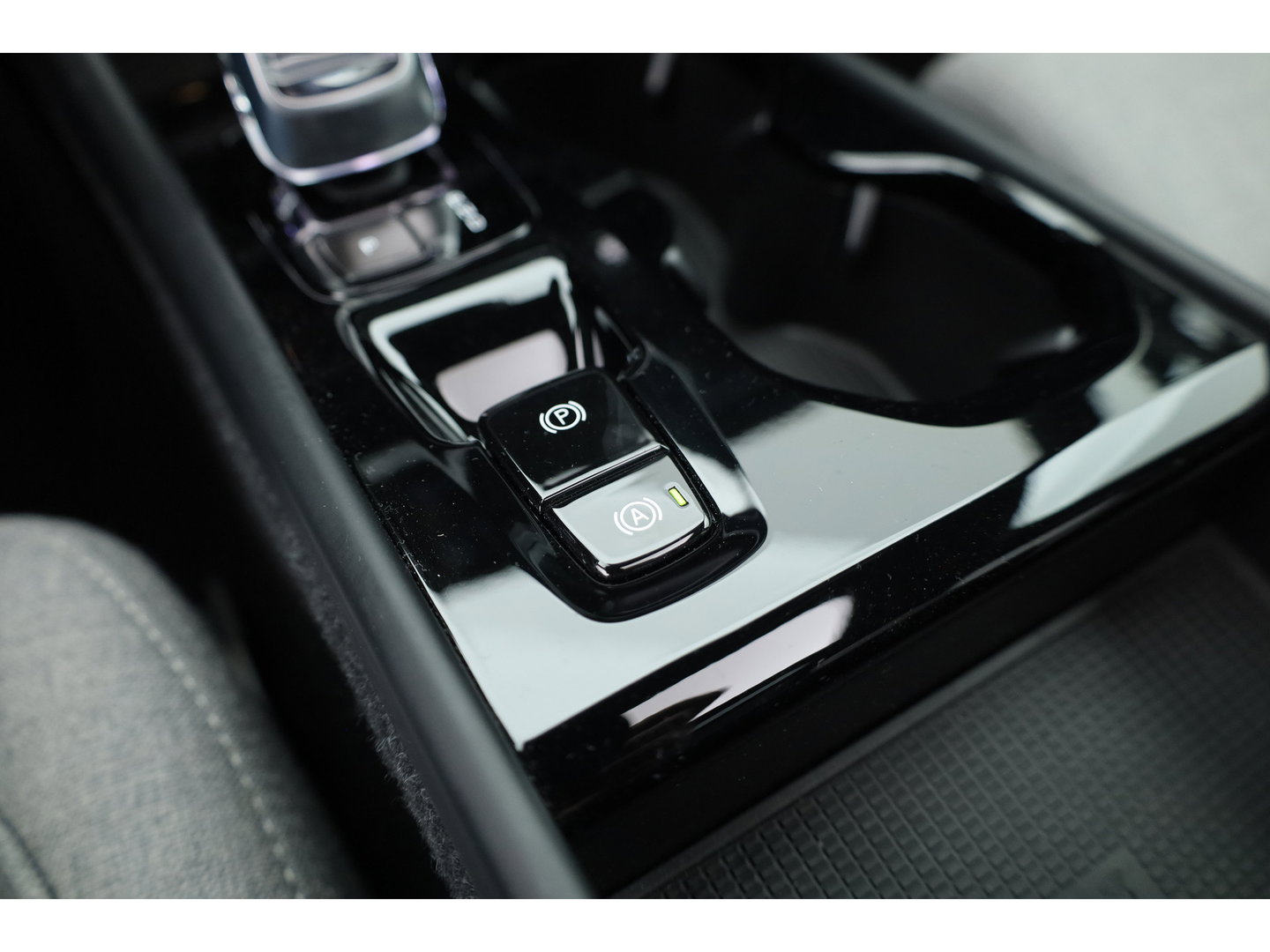 Volvo XC40 1.5 T4 Plug-in hybrid Plus Bright | 211 PK | Facelift | 11-2023| Pano-dak | Tailored Wool | Elek. stoelen | Adap. Cruise | Dodehoek |