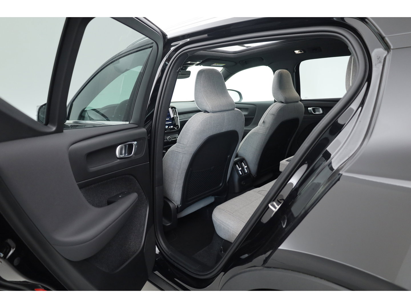 Volvo XC40 1.5 T4 Plug-in hybrid Plus Bright | 211 PK | Facelift | 11-2023| Pano-dak | Tailored Wool | Elek. stoelen | Adap. Cruise | Dodehoek |