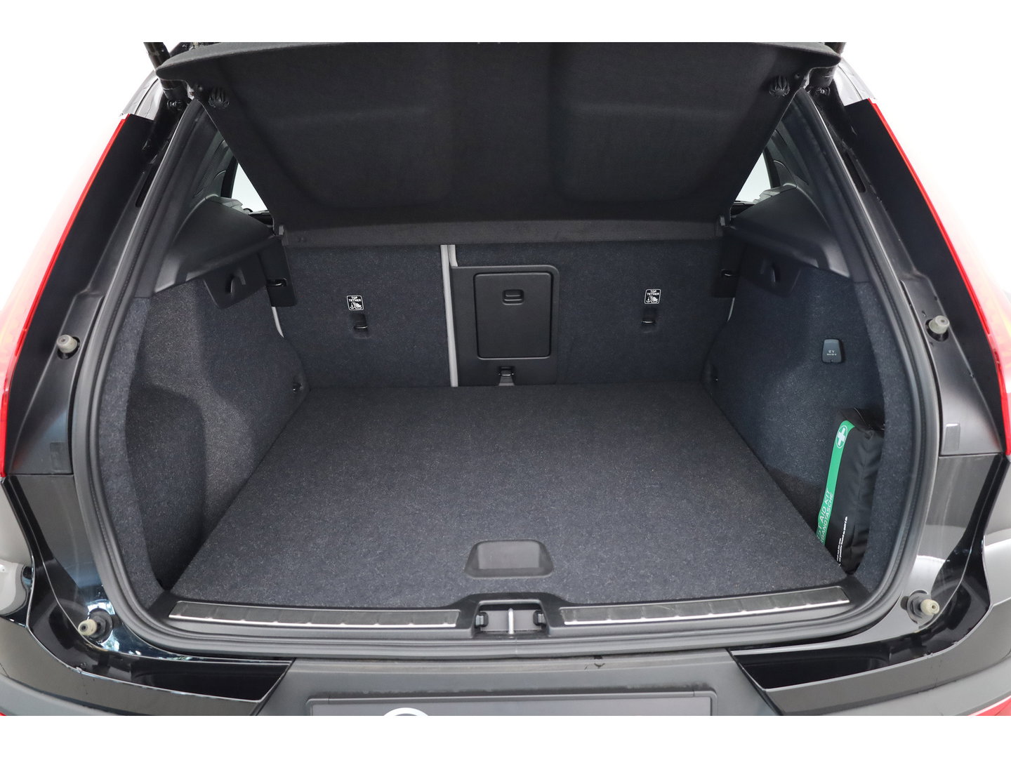 Volvo XC40 1.5 T4 Plug-in hybrid Plus Bright | 211 PK | Facelift | 11-2023| Pano-dak | Tailored Wool | Elek. stoelen | Adap. Cruise | Dodehoek |
