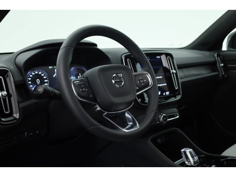 Volvo XC40 1.5 T4 Plug-in hybrid Plus Bright | 211 PK | Facelift | 11-2023| Pano-dak | Tailored Wool | Elek. stoelen | Adap. Cruise | Dodehoek |