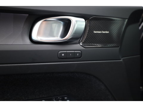 Volvo XC40 1.5 T4 Plug-in hybrid Plus Bright | 211 PK | Facelift | 11-2023| Pano-dak | Tailored Wool | Elek. stoelen | Adap. Cruise | Dodehoek |