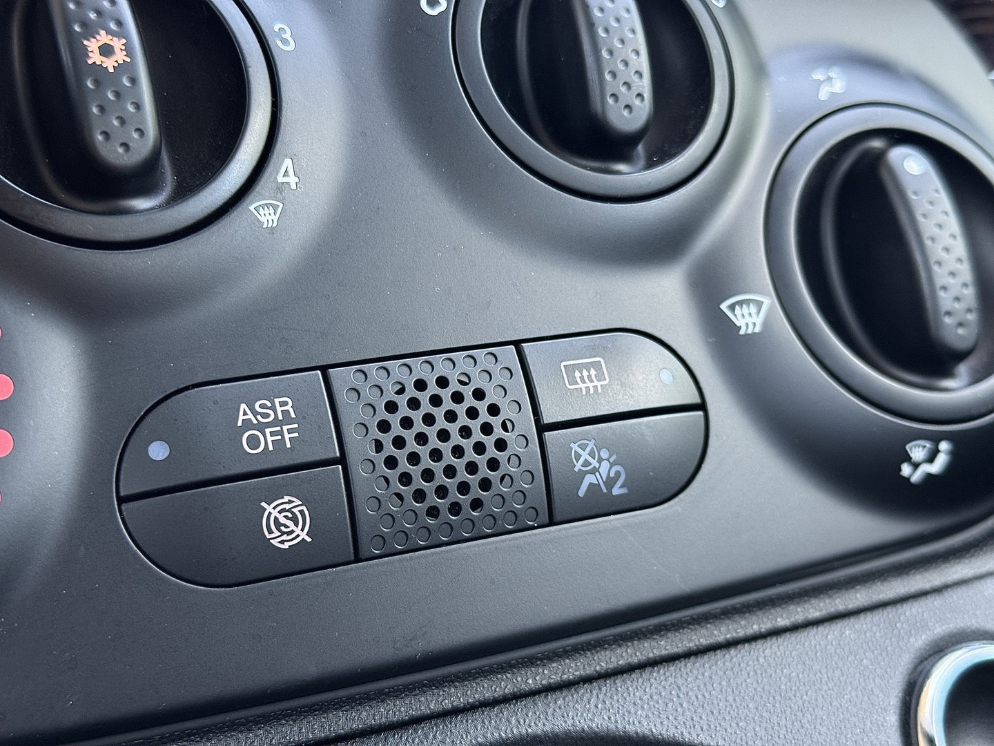 Fiat 500 1.0 Hybrid Dolcevita | Apple Carplay | Android Auto | Origineel Nederlands | Panoramadak | Cruise Control |  Airconditioning | Parkeersensoren | 15" Lichtmetaal | DAB | Elektrische Spiegels |