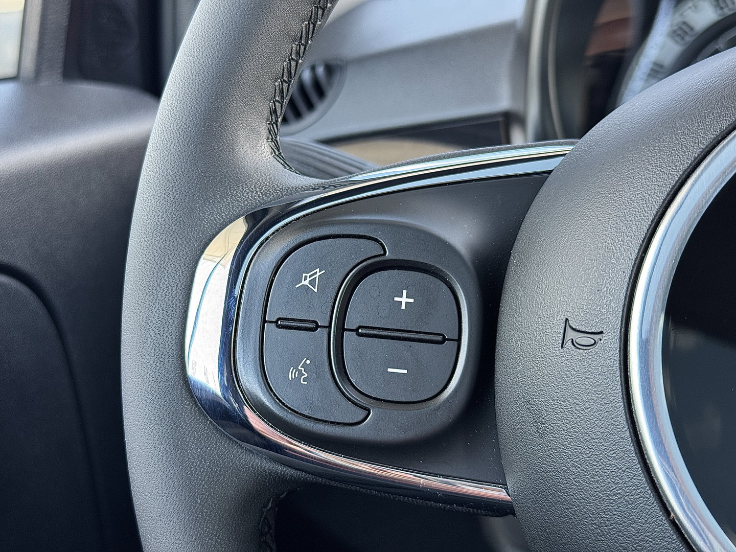 Fiat 500 1.0 Hybrid Dolcevita | Apple Carplay | Android Auto | Origineel Nederlands | Panoramadak | Cruise Control |  Airconditioning | Parkeersensoren | 15" Lichtmetaal | DAB | Elektrische Spiegels |