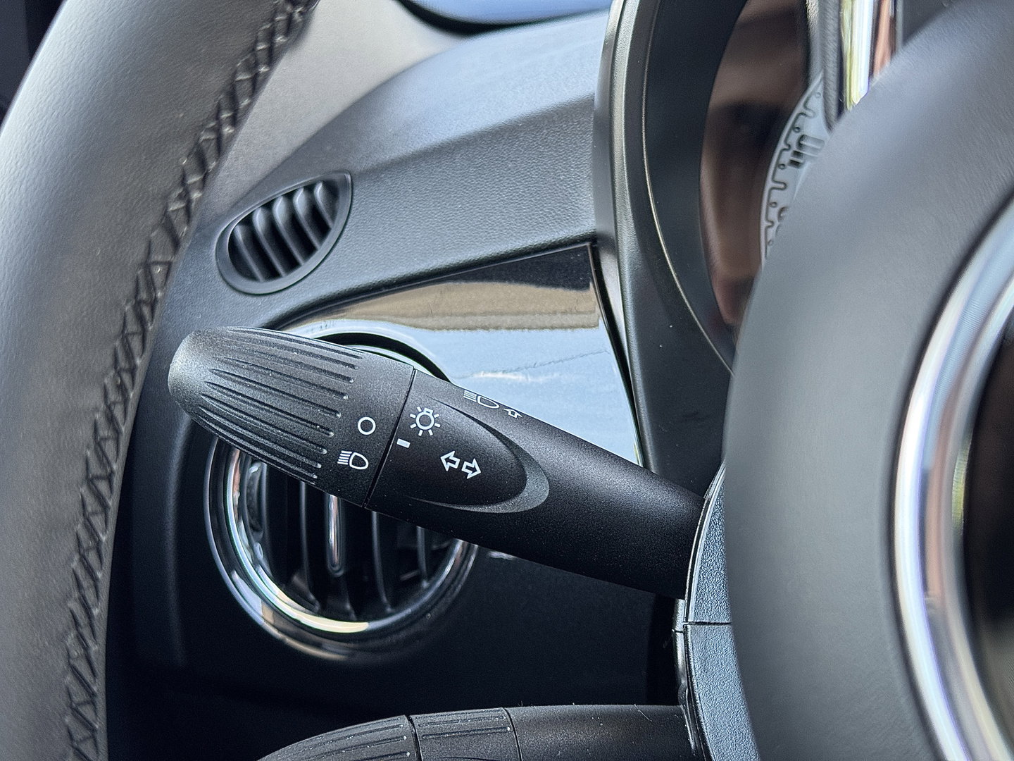 Fiat 500 1.0 Hybrid Dolcevita | Apple Carplay | Android Auto | Origineel Nederlands | Panoramadak | Cruise Control |  Airconditioning | Parkeersensoren | 15" Lichtmetaal | DAB | Elektrische Spiegels |