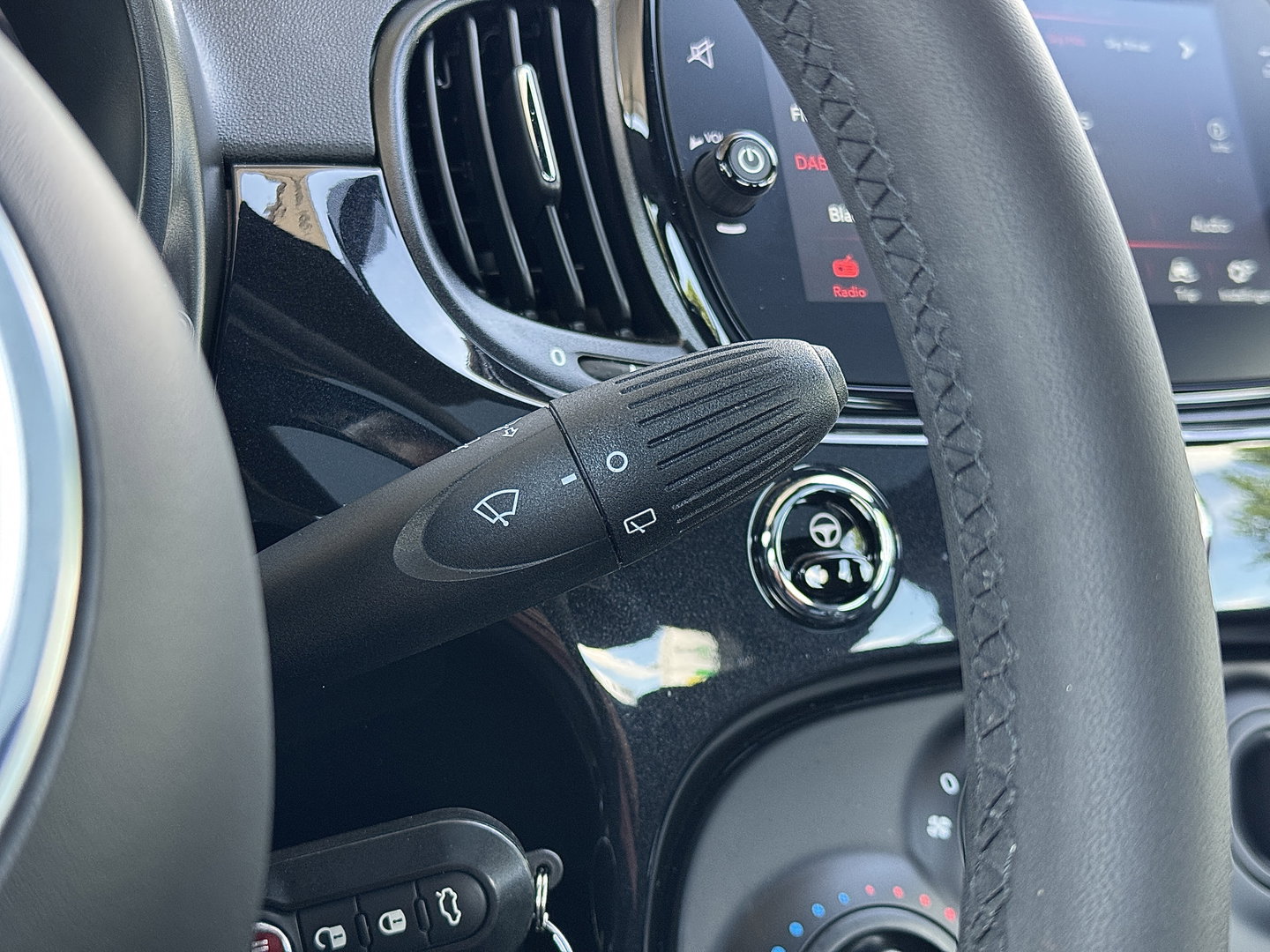 Fiat 500 1.0 Hybrid Dolcevita | Apple Carplay | Android Auto | Origineel Nederlands | Panoramadak | Cruise Control |  Airconditioning | Parkeersensoren | 15" Lichtmetaal | DAB | Elektrische Spiegels |