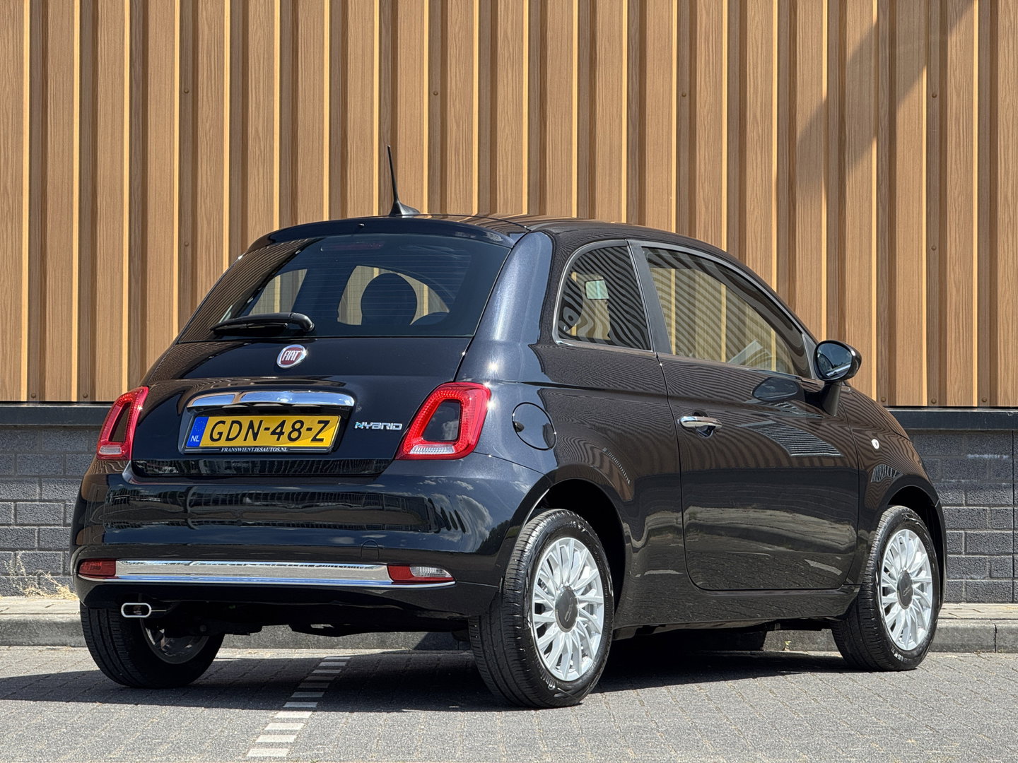 Fiat 500 1.0 Hybrid Dolcevita | Apple Carplay | Android Auto | Origineel Nederlands | Panoramadak | Cruise Control |  Airconditioning | Parkeersensoren | 15" Lichtmetaal | DAB | Elektrische Spiegels |
