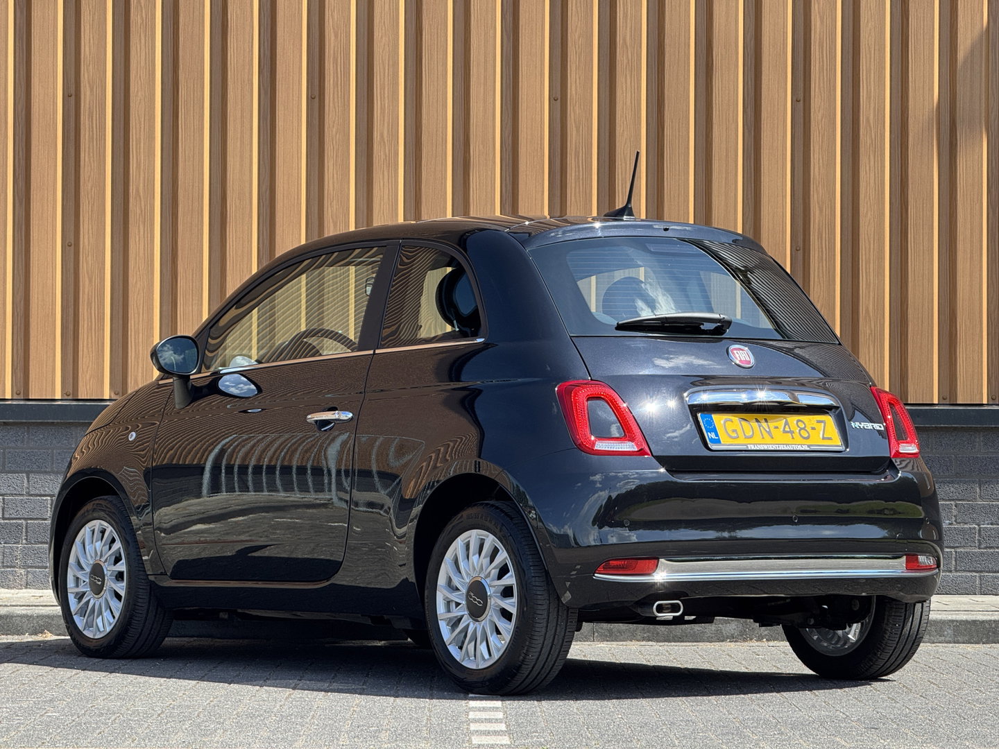 Fiat 500 1.0 Hybrid Dolcevita | Apple Carplay | Android Auto | Origineel Nederlands | Panoramadak | Cruise Control |  Airconditioning | Parkeersensoren | 15" Lichtmetaal | DAB | Elektrische Spiegels |