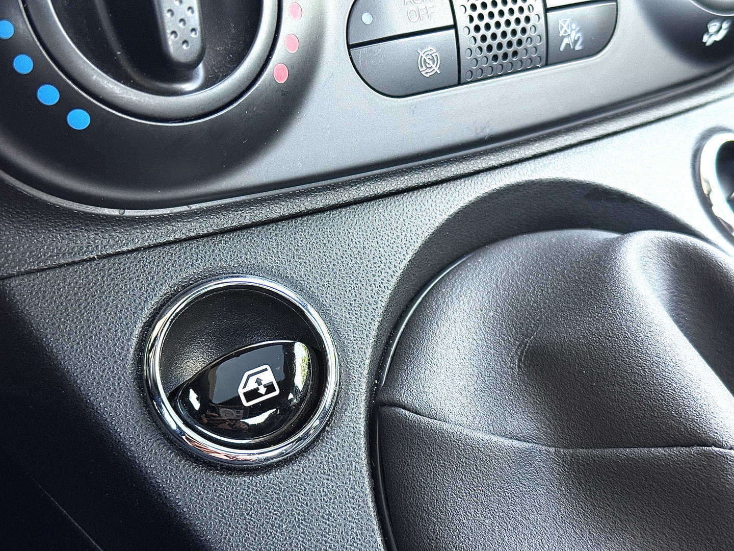 Fiat 500 1.0 Hybrid Dolcevita | Apple Carplay | Android Auto | Origineel Nederlands | Panoramadak | Cruise Control |  Airconditioning | Parkeersensoren | 15" Lichtmetaal | DAB | Elektrische Spiegels |