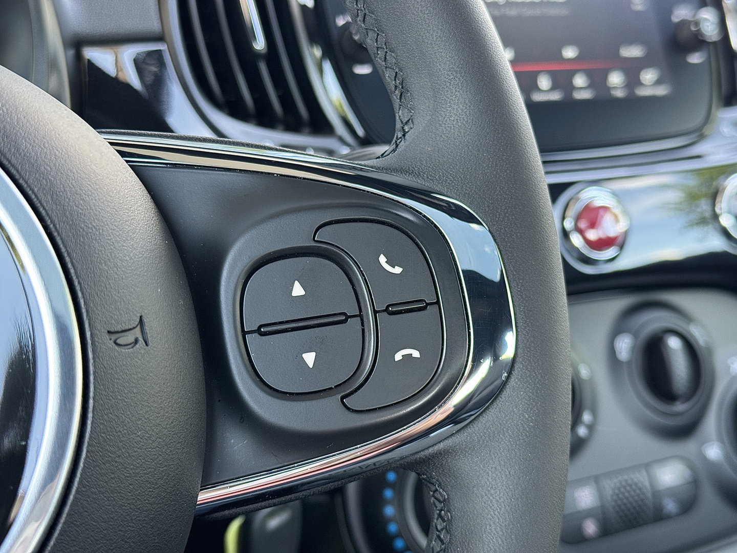 Fiat 500 1.0 Hybrid Dolcevita | Apple Carplay | Android Auto | Origineel Nederlands | Panoramadak | Cruise Control |  Airconditioning | Parkeersensoren | 15" Lichtmetaal | DAB | Elektrische Spiegels |
