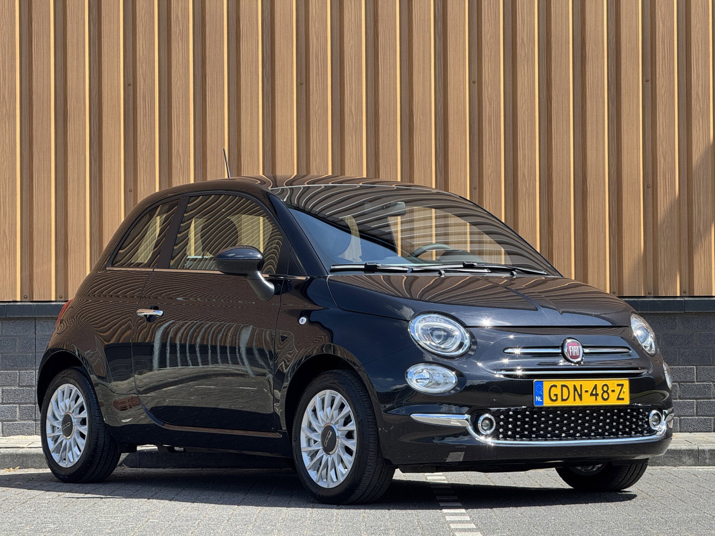Fiat 500 1.0 Hybrid Dolcevita | Apple Carplay | Android Auto | Origineel Nederlands | Panoramadak | Cruise Control |  Airconditioning | Parkeersensoren | 15" Lichtmetaal | DAB | Elektrische Spiegels |