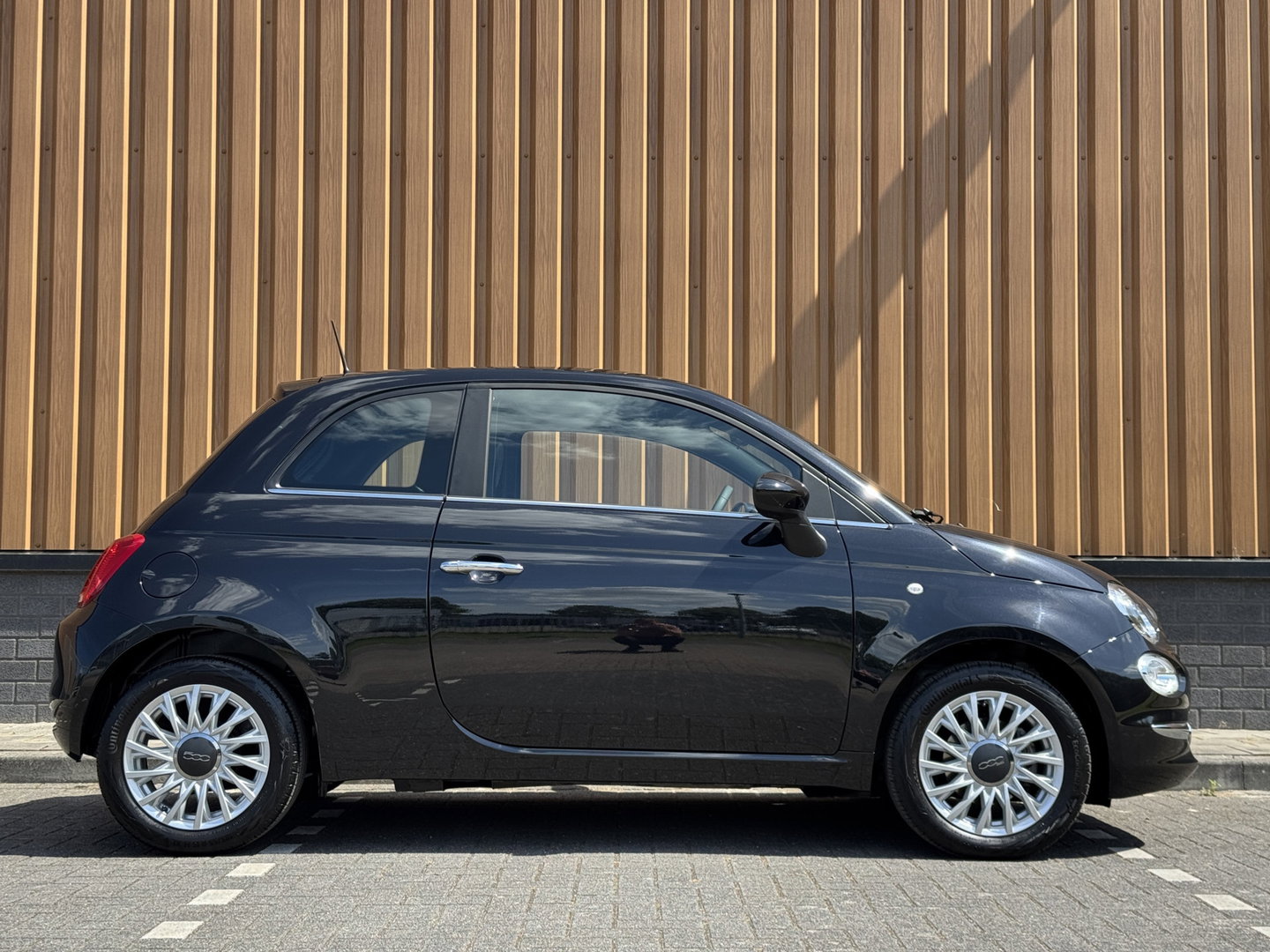 Fiat 500 1.0 Hybrid Dolcevita | Apple Carplay | Android Auto | Origineel Nederlands | Panoramadak | Cruise Control |  Airconditioning | Parkeersensoren | 15" Lichtmetaal | DAB | Elektrische Spiegels |