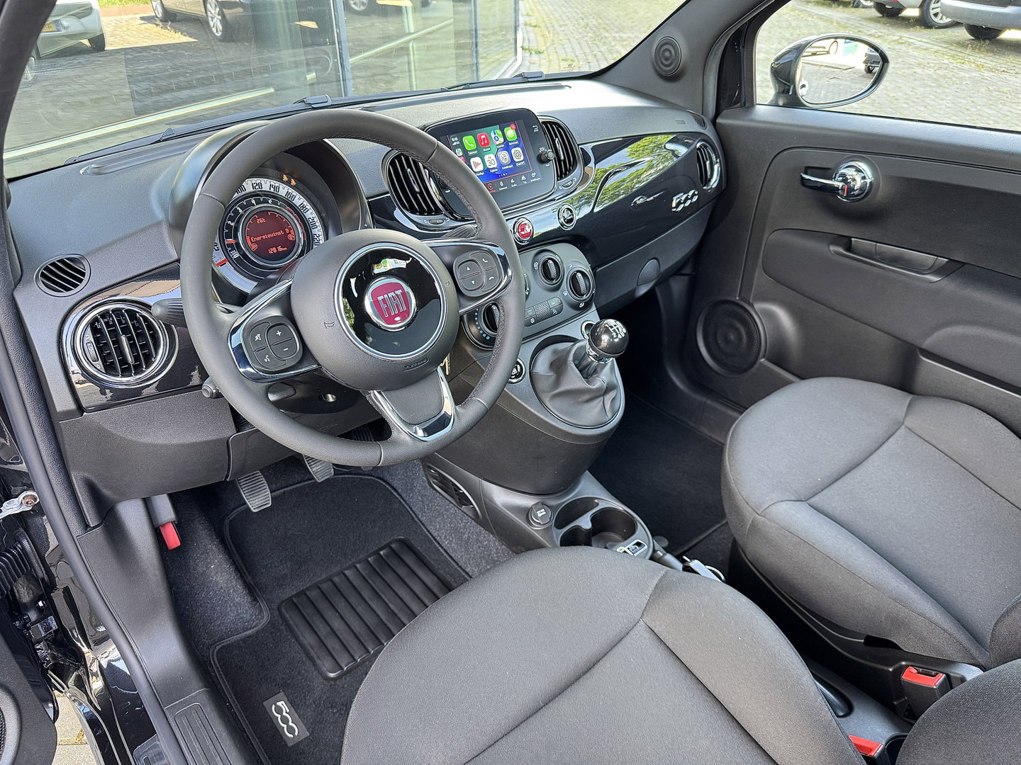 Fiat 500 1.0 Hybrid Dolcevita | Apple Carplay | Android Auto | Origineel Nederlands | Panoramadak | Cruise Control |  Airconditioning | Parkeersensoren | 15" Lichtmetaal | DAB | Elektrische Spiegels |